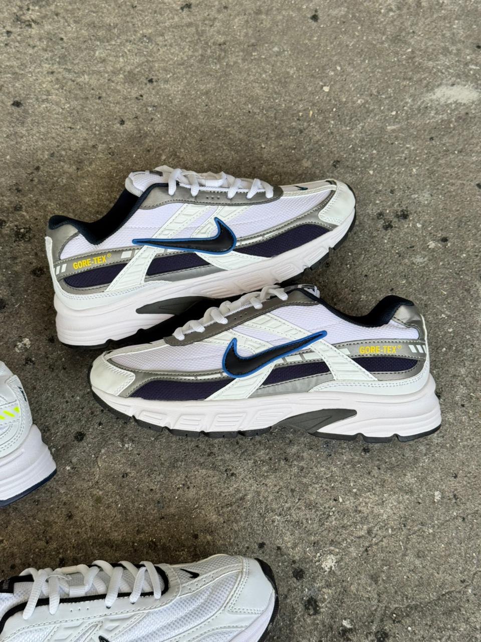 NIKE INITIATOR BLANCO AZUL - Image 2