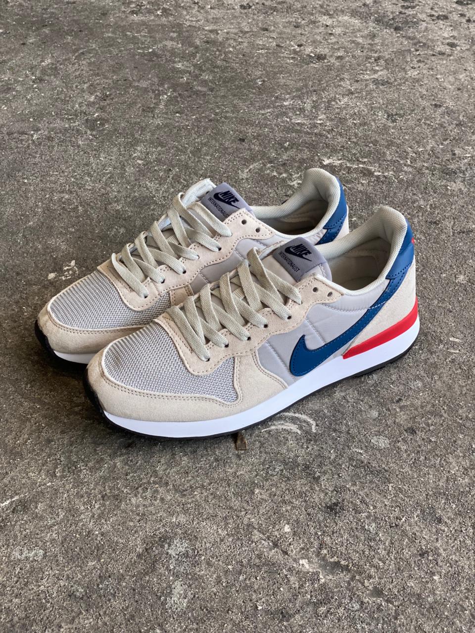 NIKE INTERNACIONAL BEIGE AZUL
