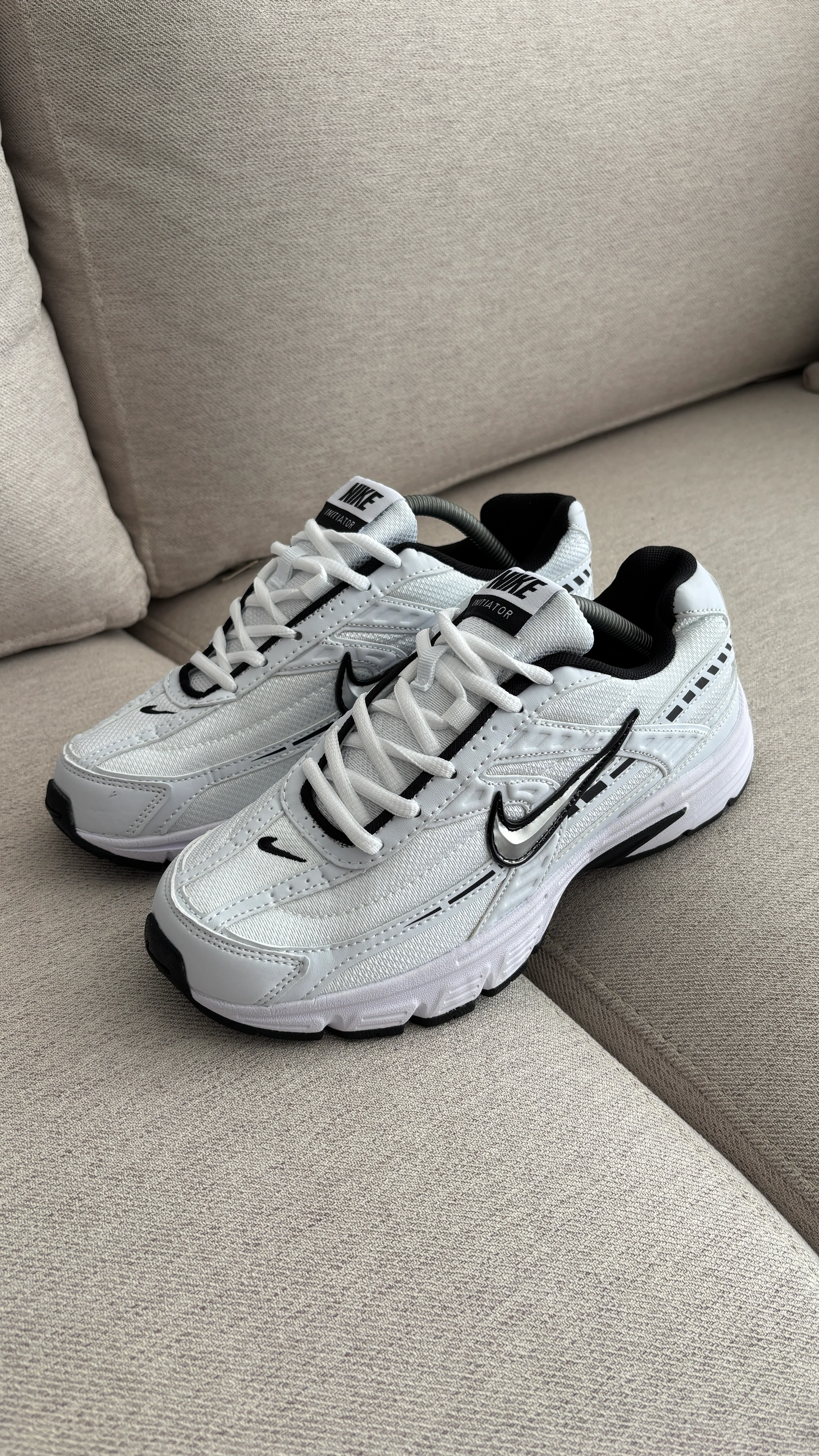 NIKE INITIATOR BLANCO NEGRO - Image 10