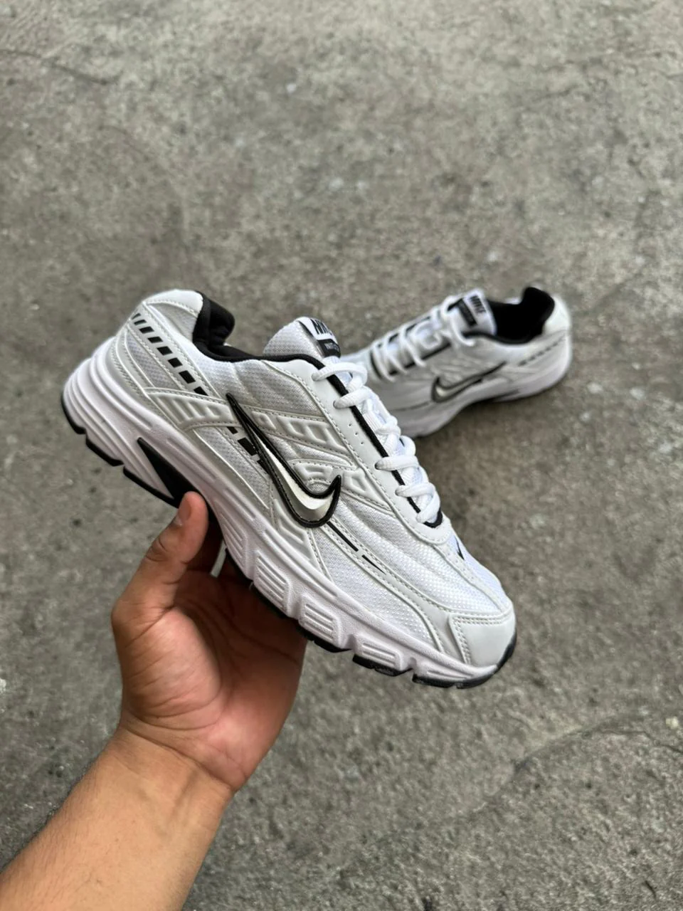NIKE INITIATOR BLANCO NEGRO - Image 3