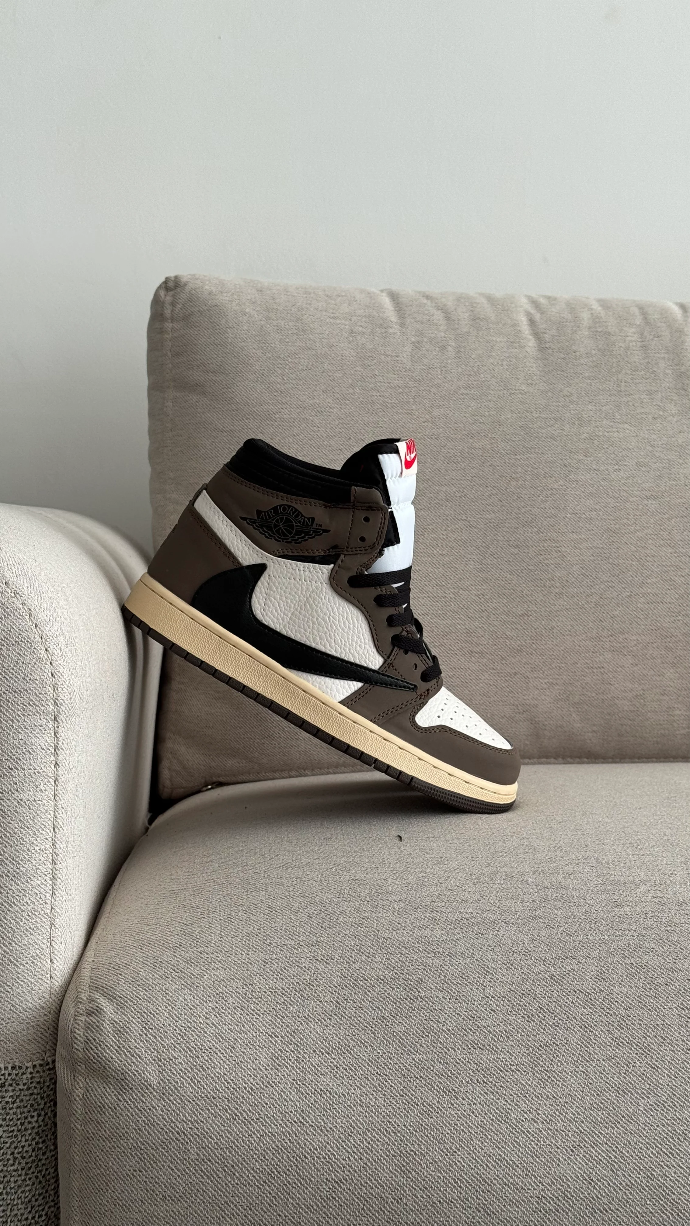 NIKE JORDAN RETRO 1 TRAVIS SCOTT BLANCO CAFE - Image 10