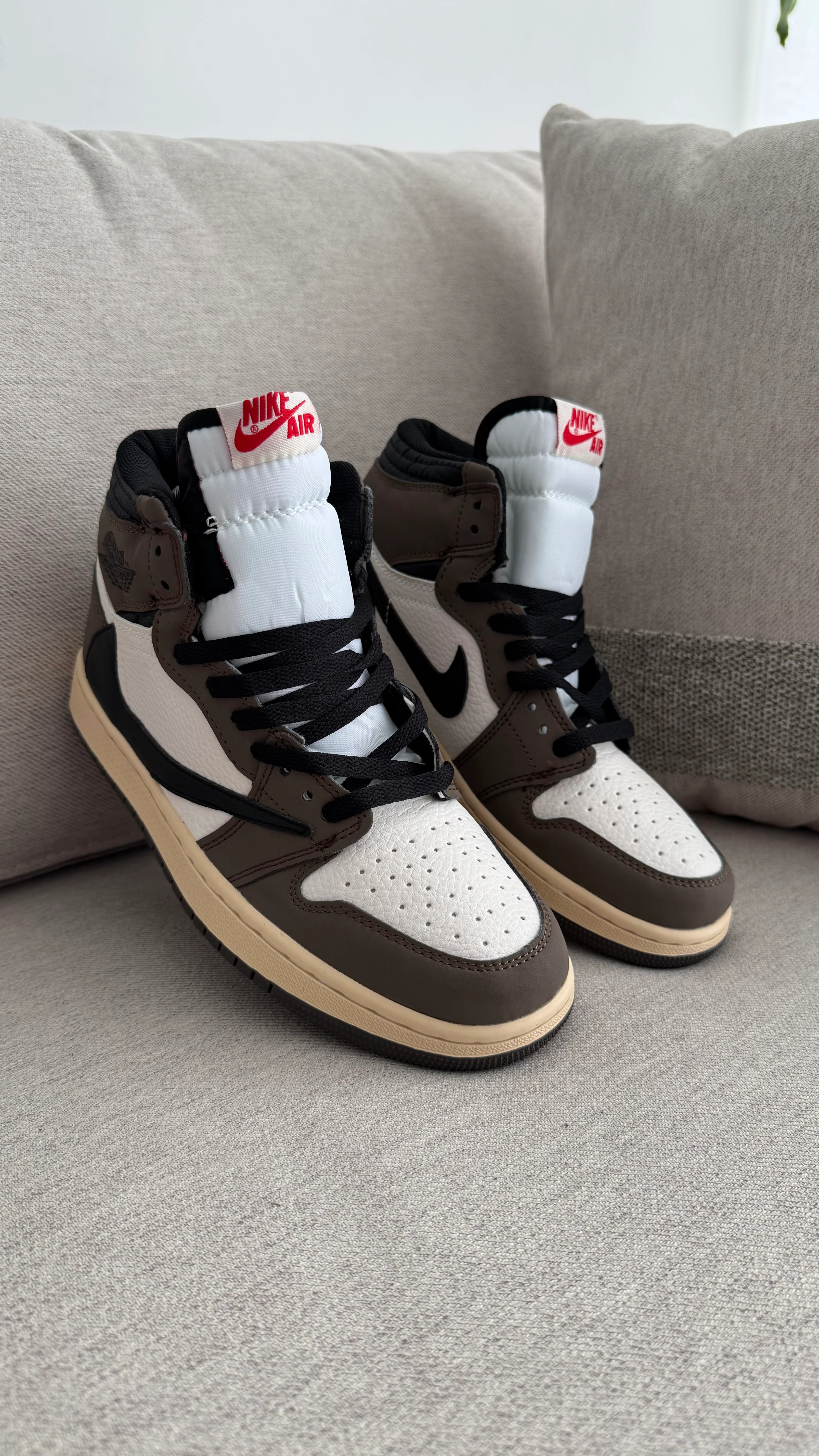NIKE JORDAN RETRO 1 TRAVIS SCOTT BLANCO CAFE - Image 11