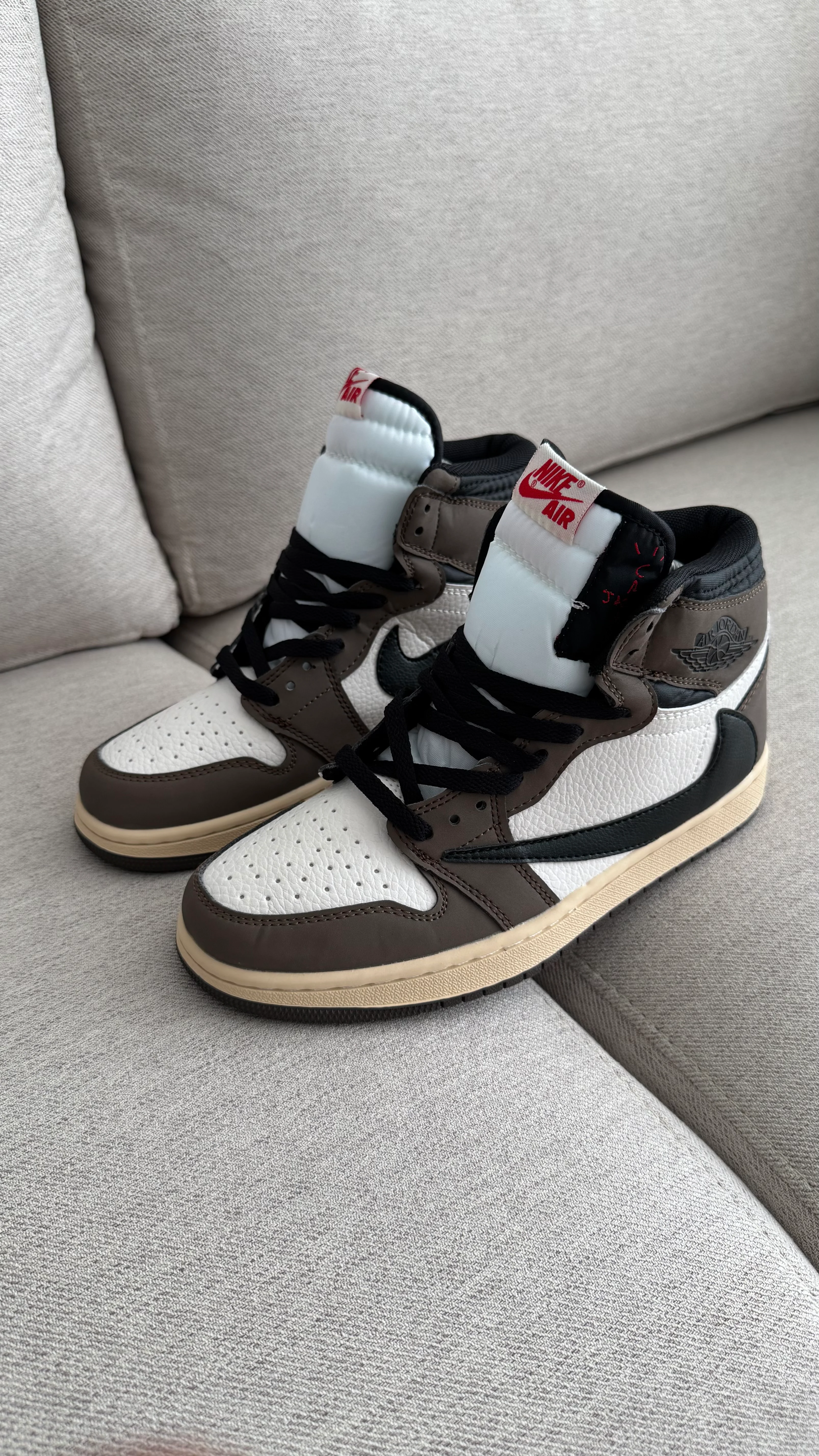NIKE JORDAN RETRO 1 TRAVIS SCOTT BLANCO CAFE - Image 12