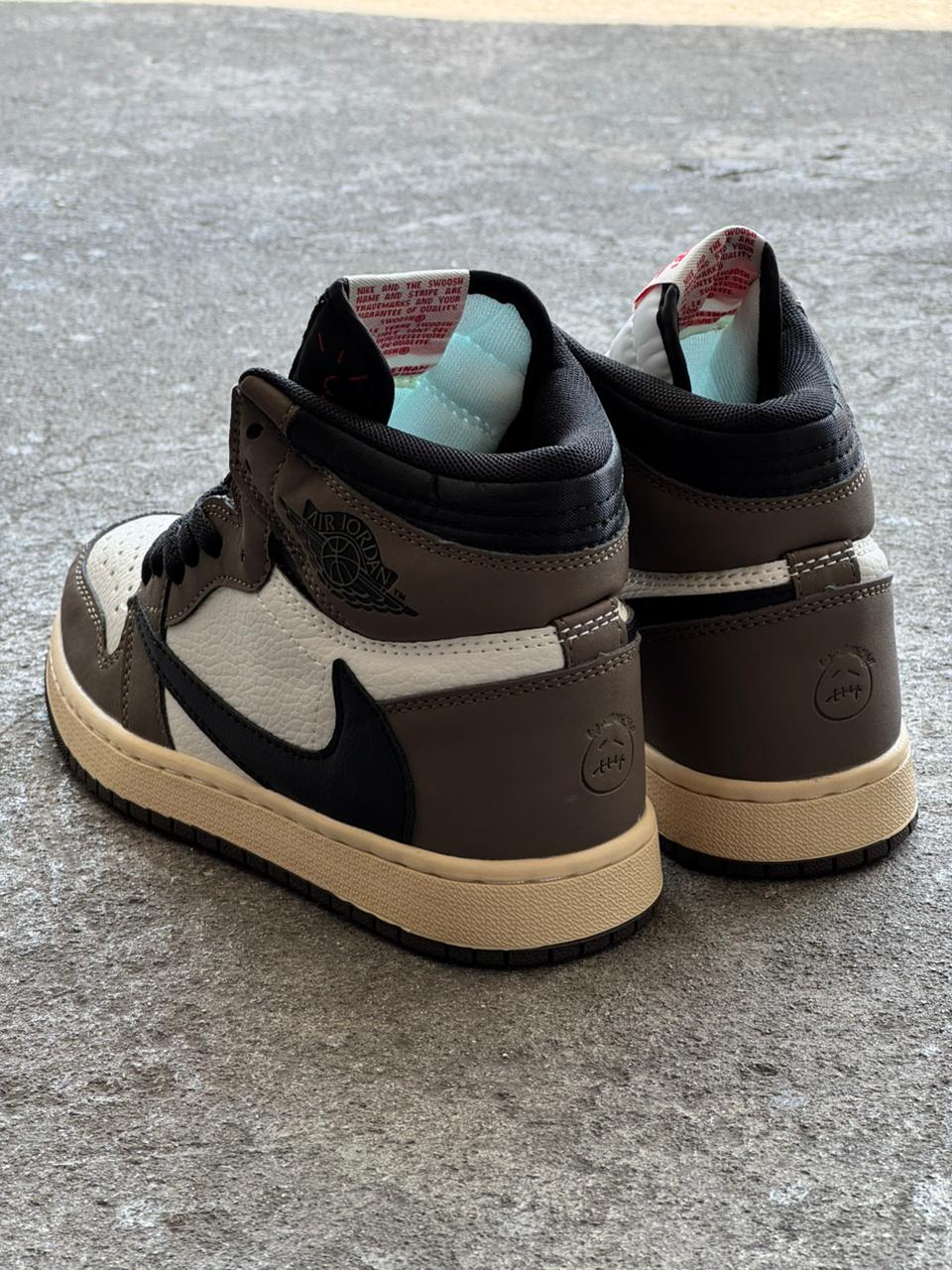 NIKE JORDAN RETRO 1 TRAVIS SCOTT BLANCO CAFE - Image 2