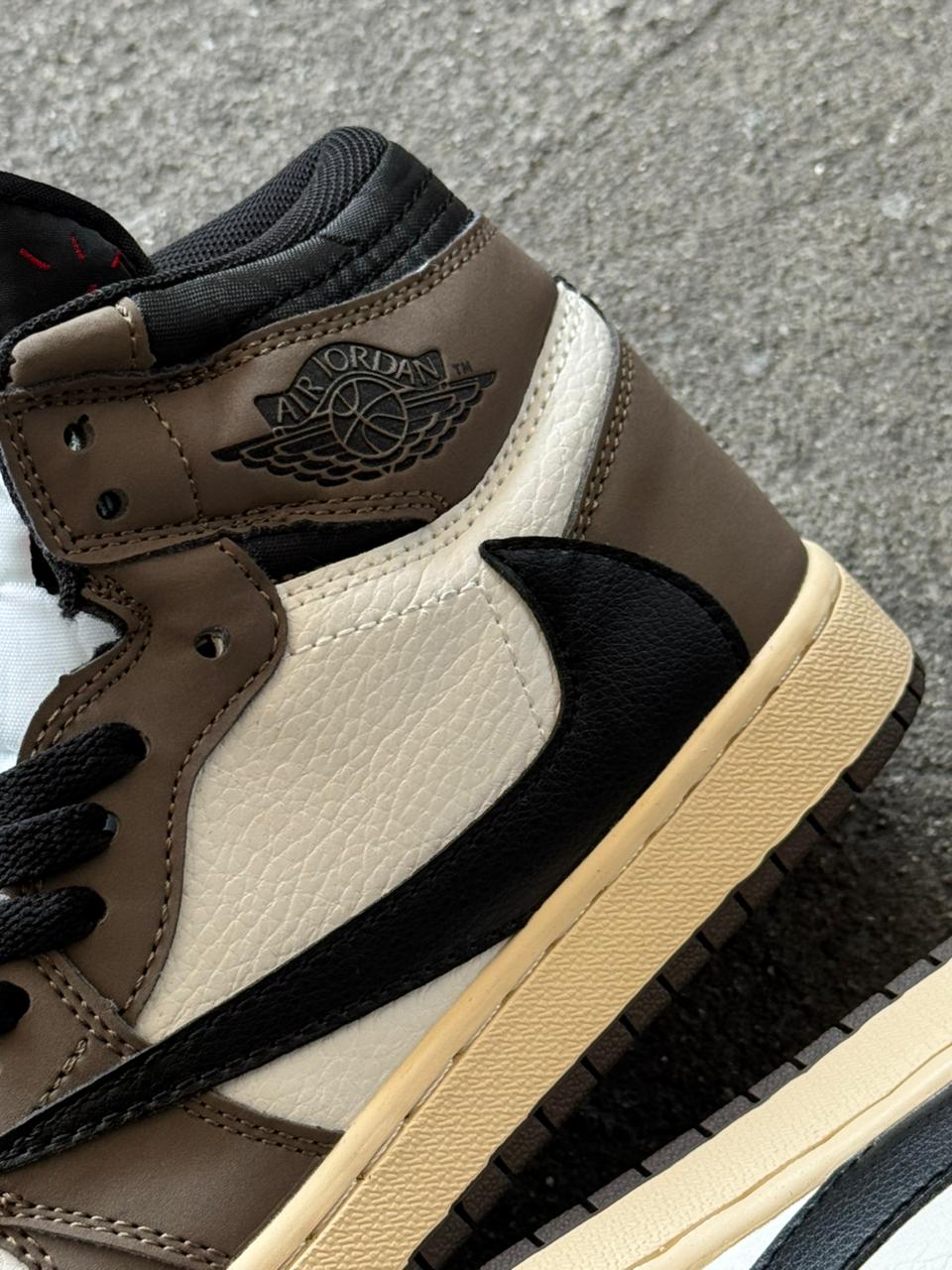 NIKE JORDAN RETRO 1 TRAVIS SCOTT BLANCO CAFE - Image 3