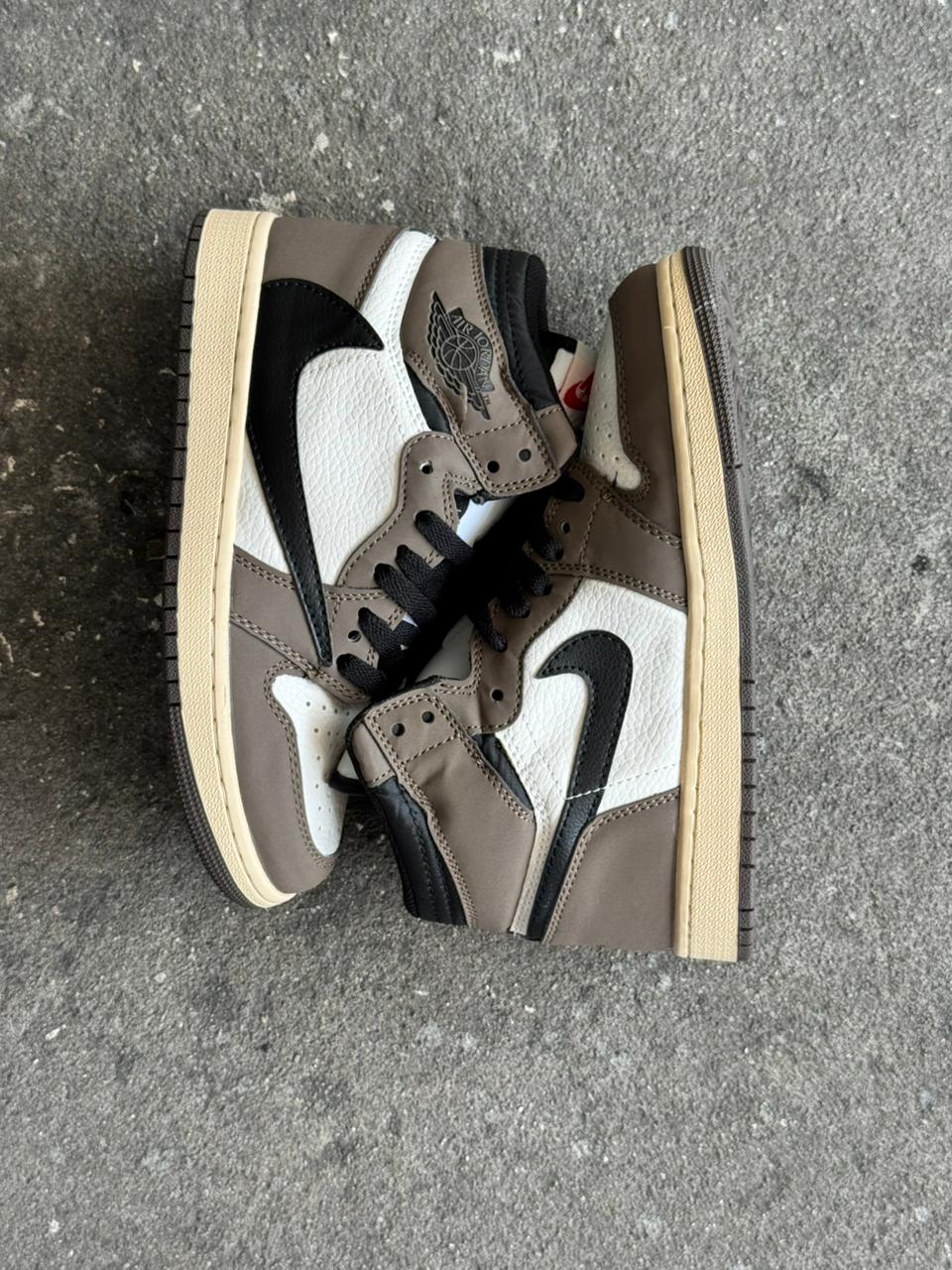 NIKE JORDAN RETRO 1 TRAVIS SCOTT BLANCO CAFE - Image 5