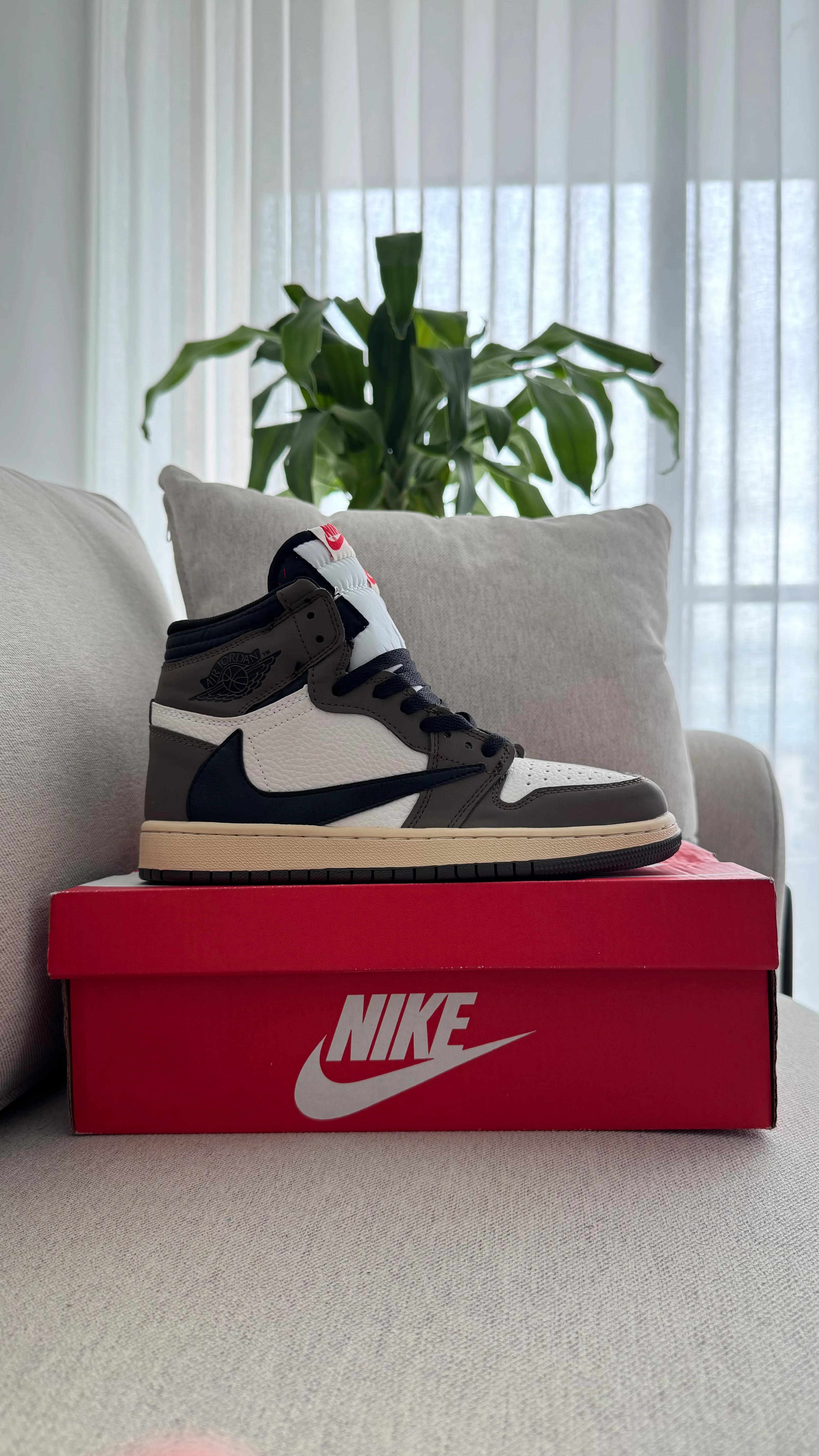 NIKE JORDAN RETRO 1 TRAVIS SCOTT BLANCO CAFE - Image 9