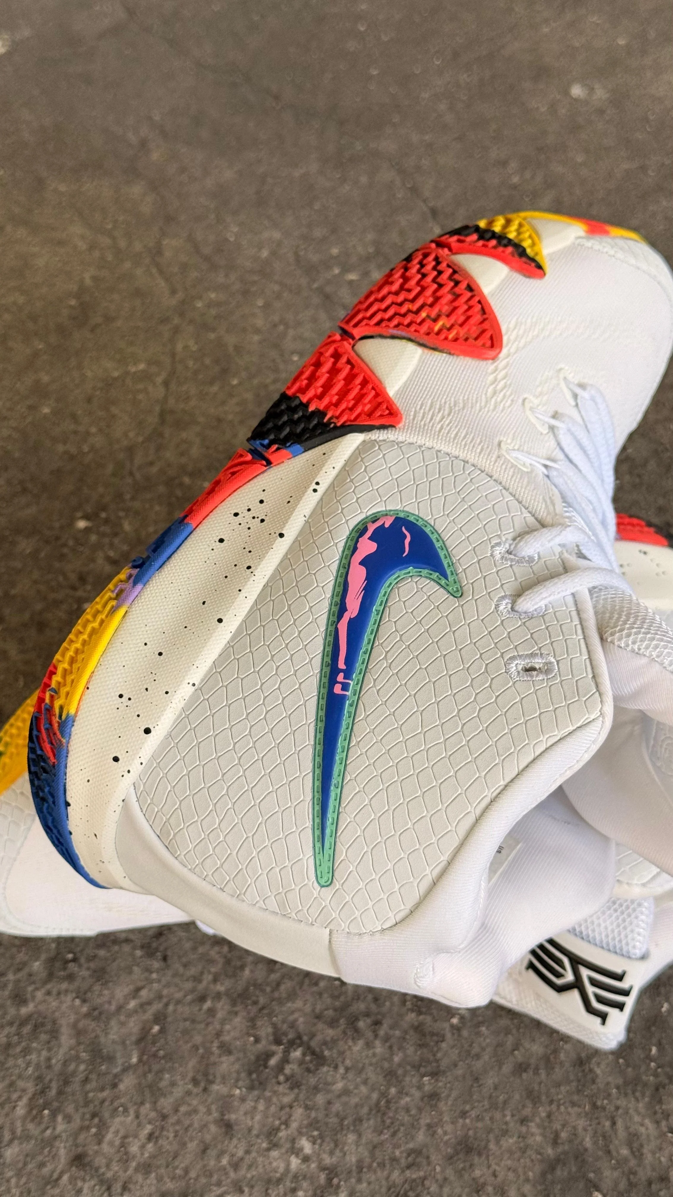 NIKE KYRIE IRVING BLANCO COLORS - Image 3