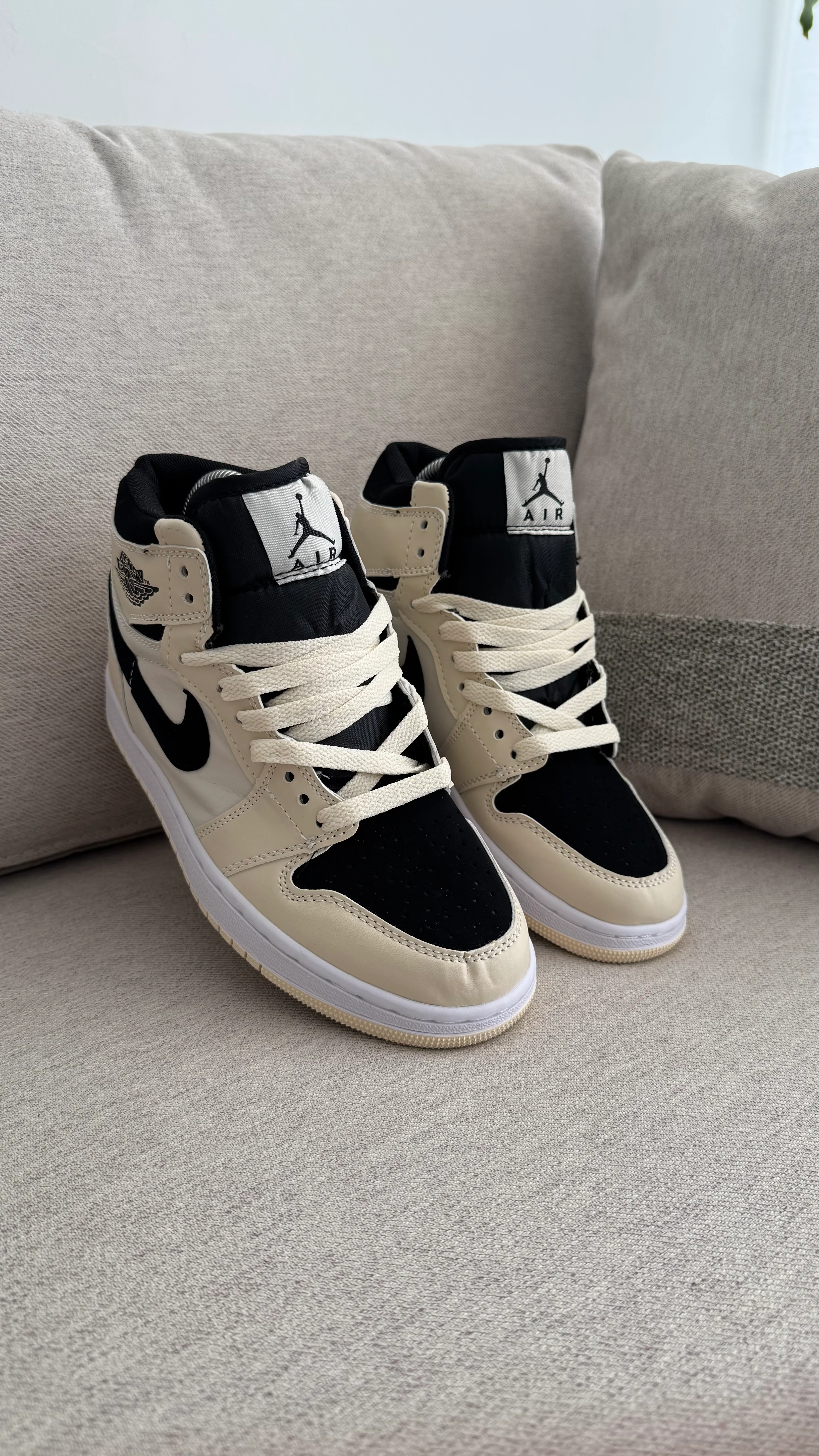 NIKE  JORDAN RETRO 1 BEIGE - Image 3