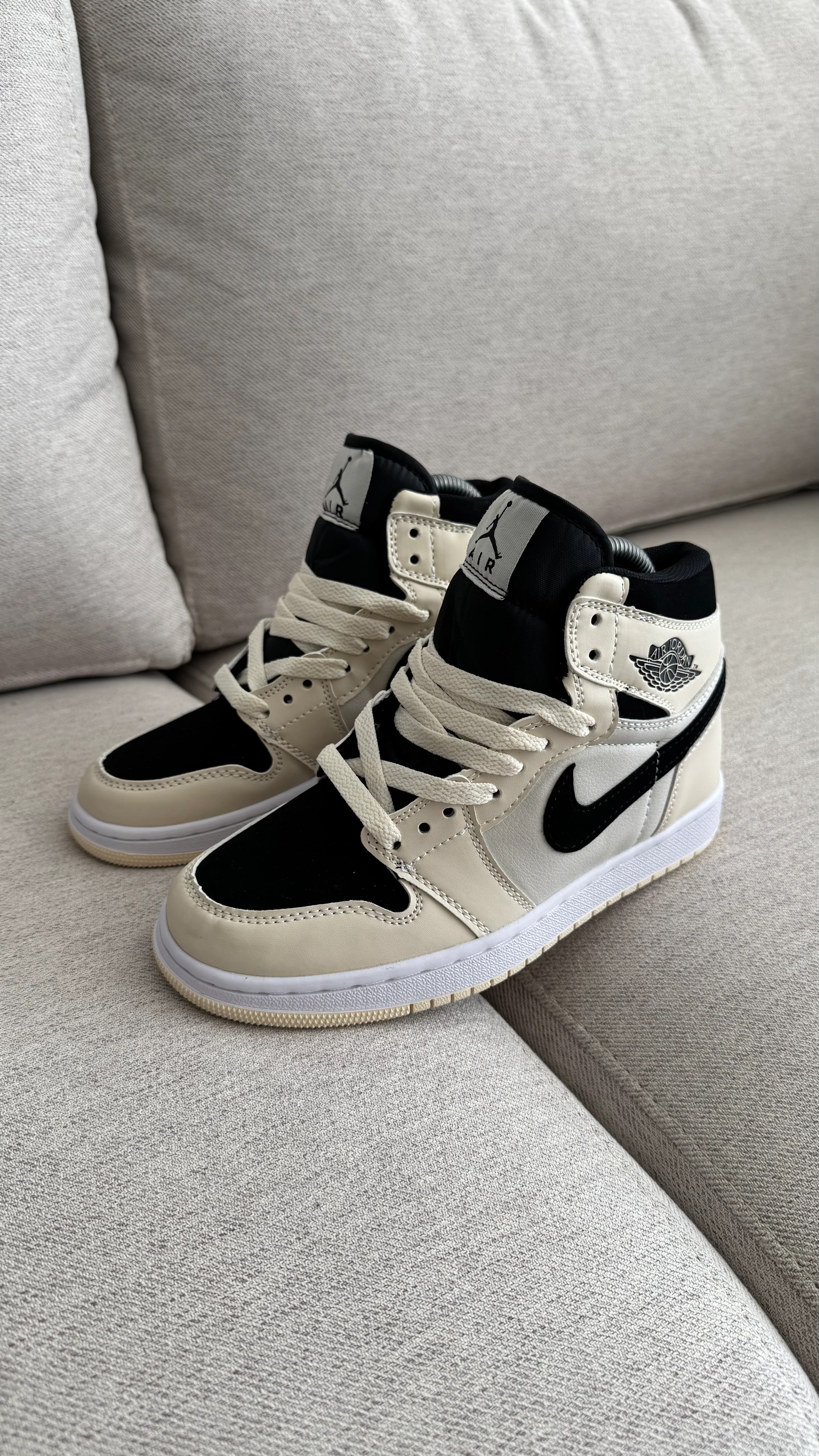 NIKE  JORDAN RETRO 1 BEIGE - Image 4