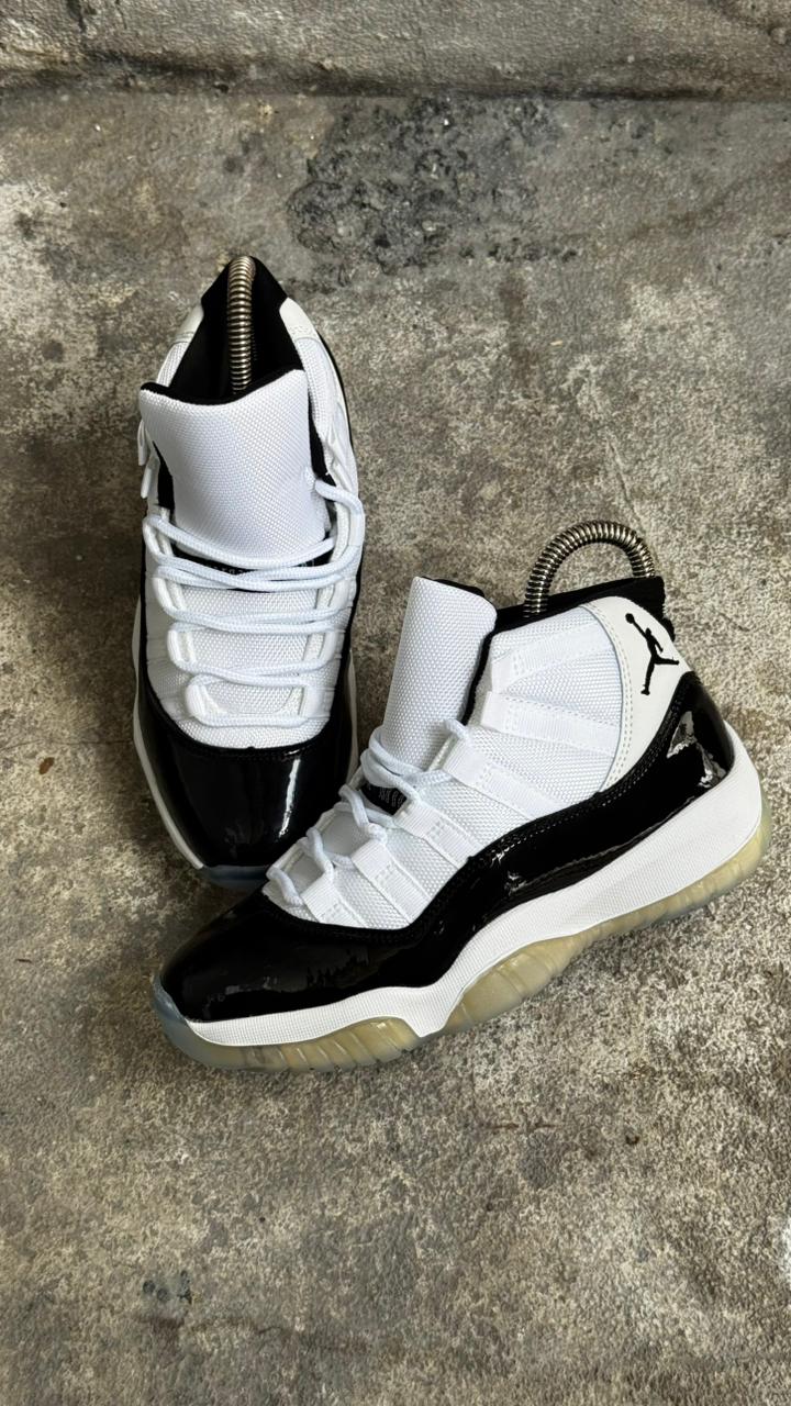 NIKE RETRO 11 BLANCO NEGRO - Image 3