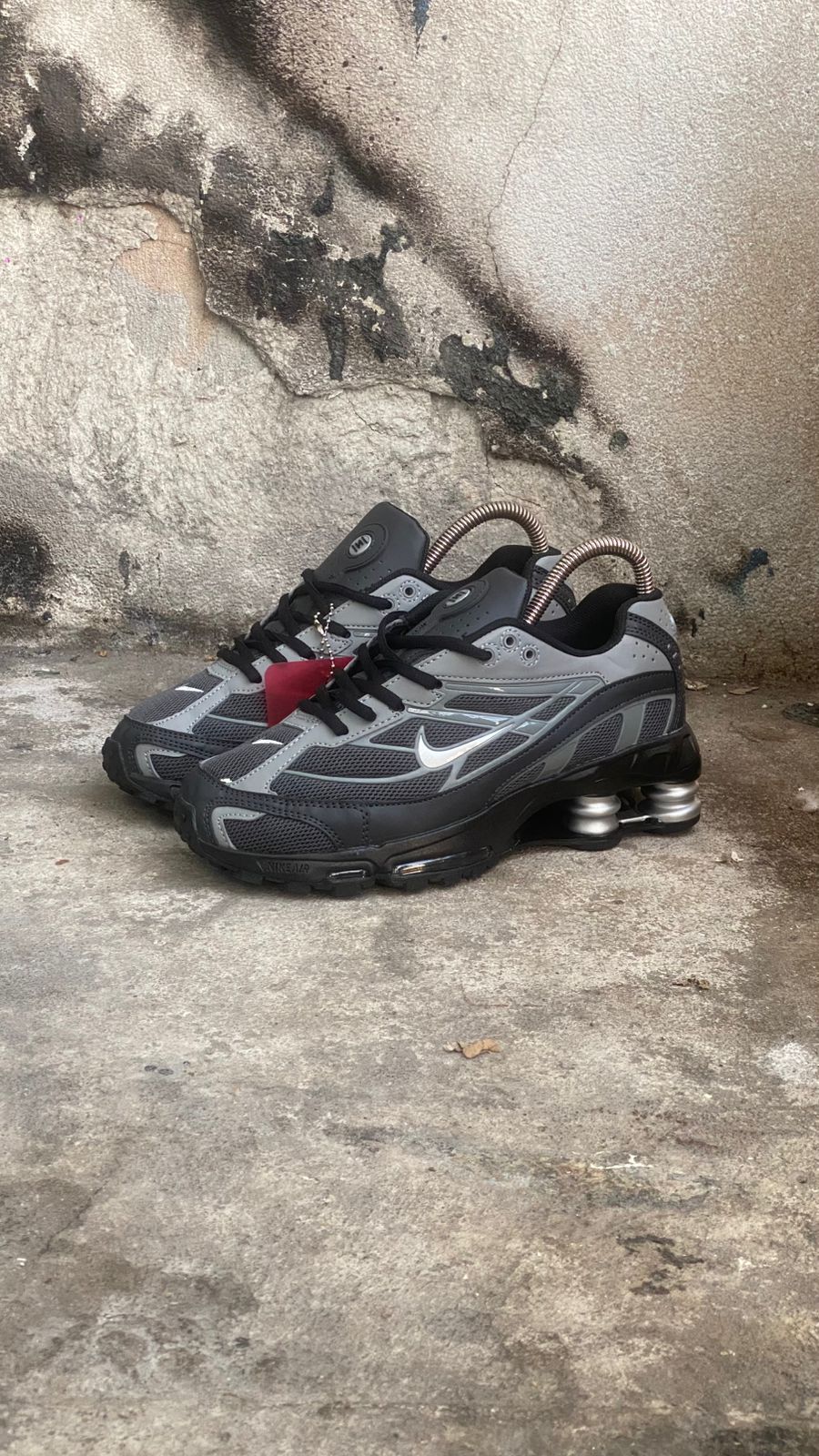 NIKE SHOX SUPREME NEGRO GRIS - Image 4