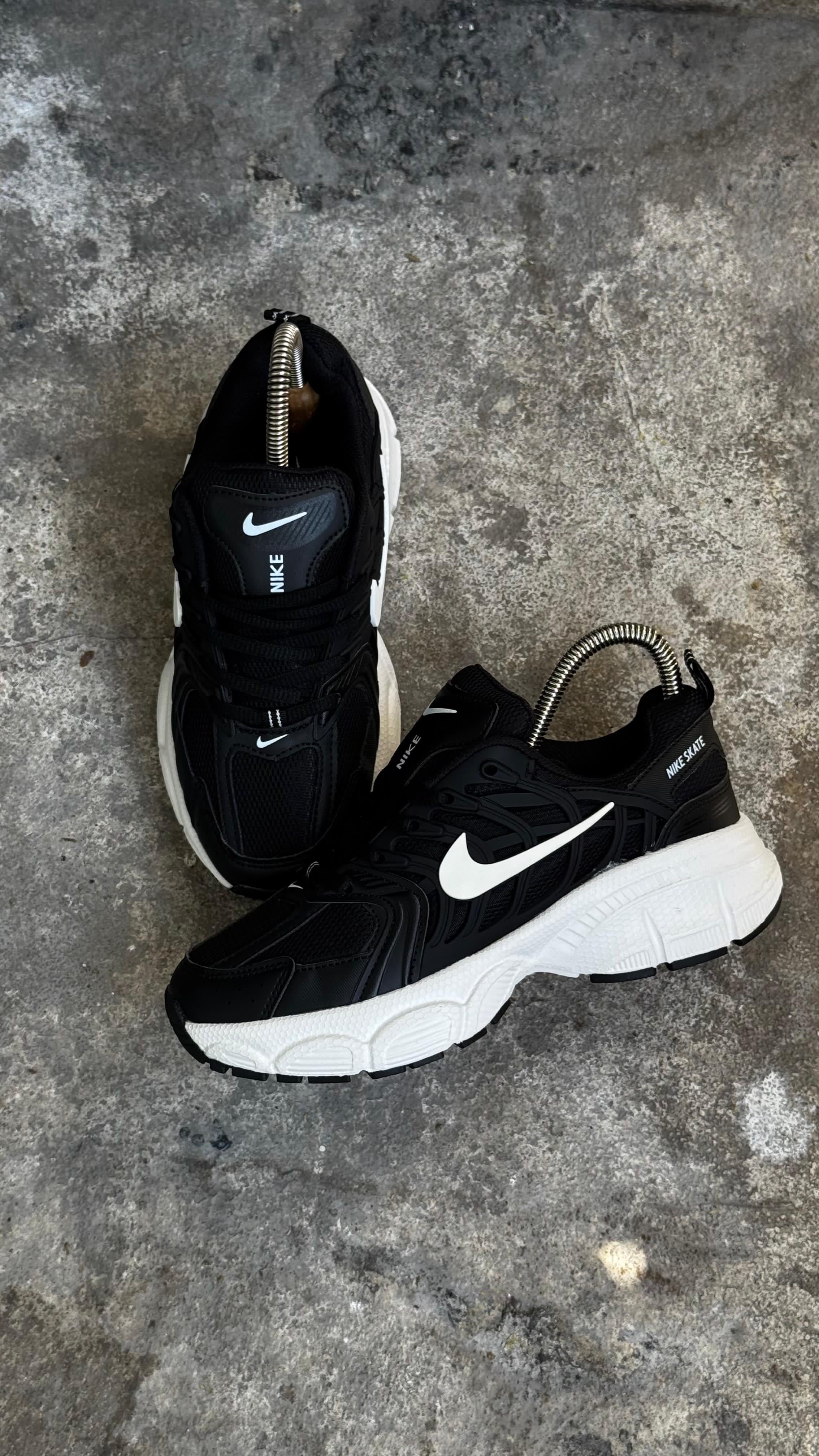 NIKE SKATE 26 NEGRO BLANCO - Image 3