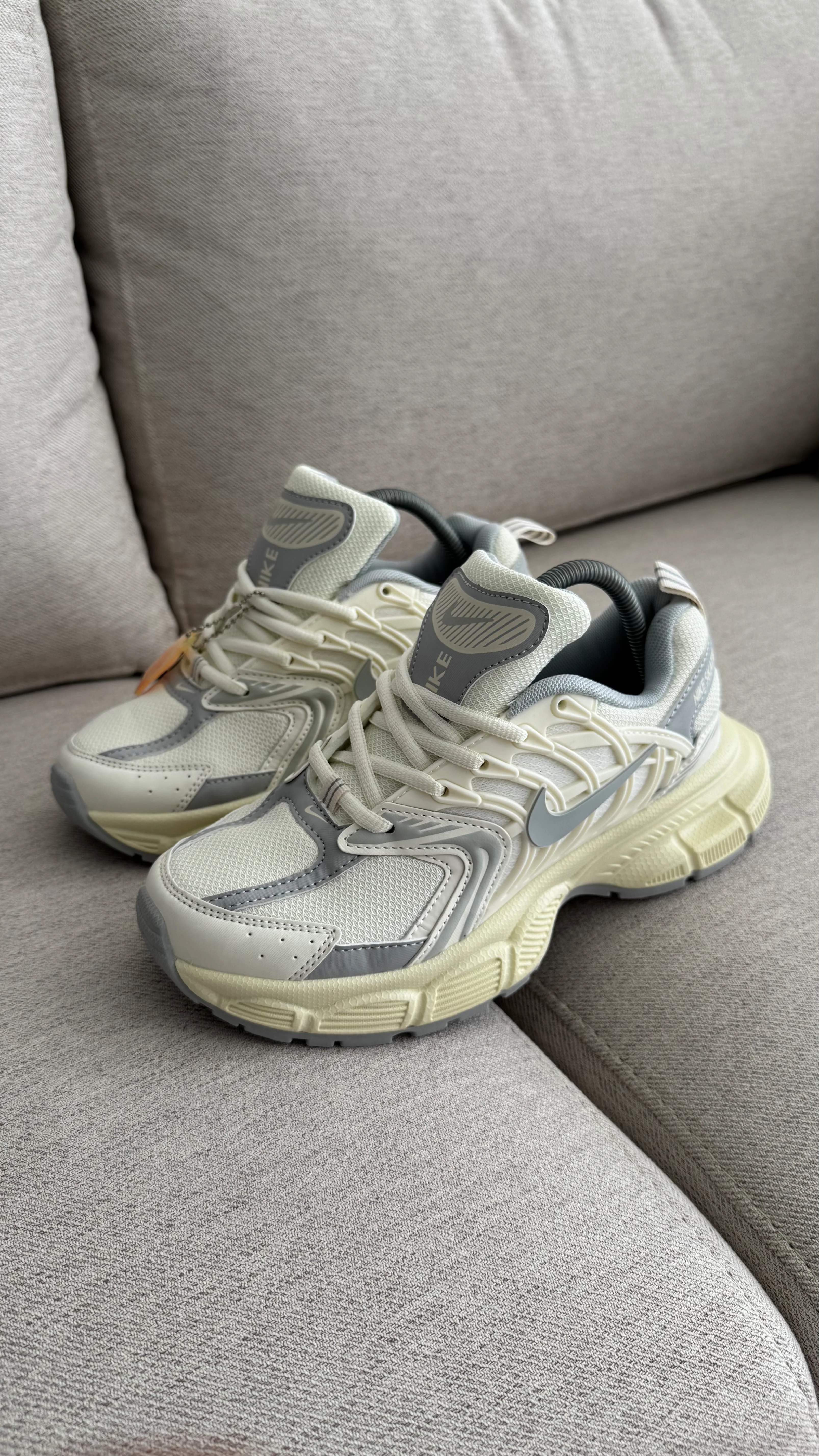 NIKE SKATE BEIGE GRIS - Image 4
