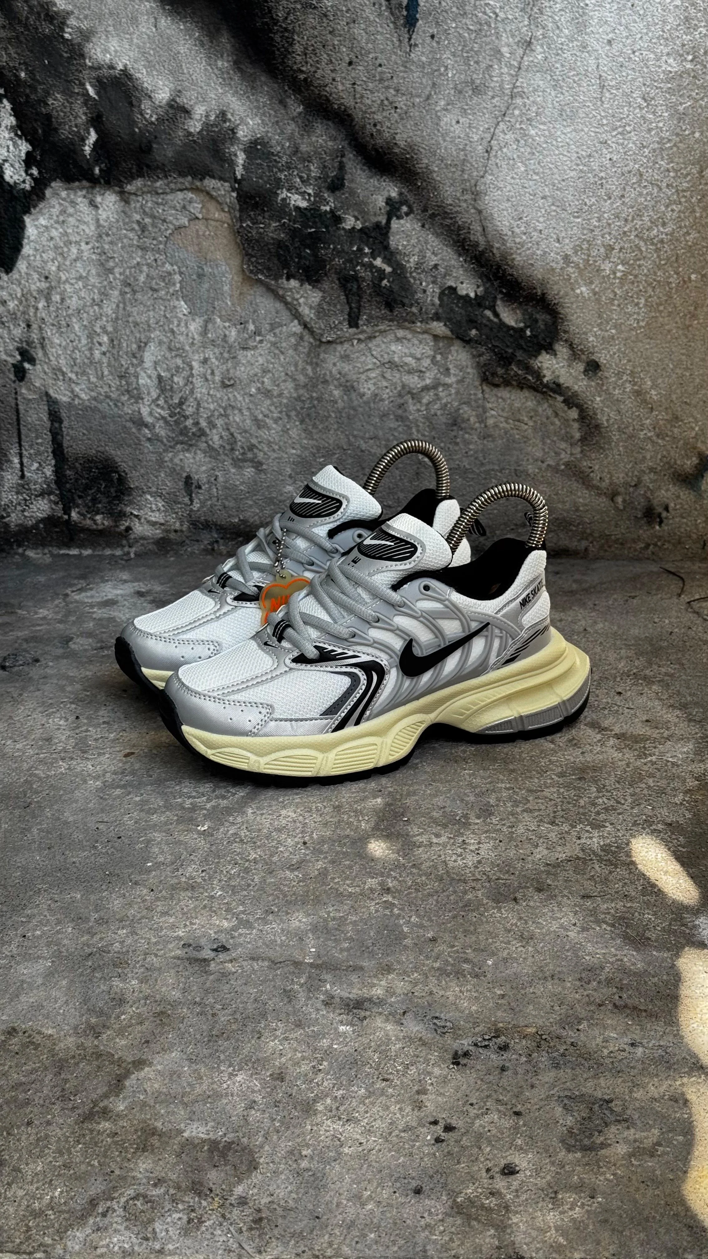 NIKE SKATE BEIGE GRIS NEGRO
