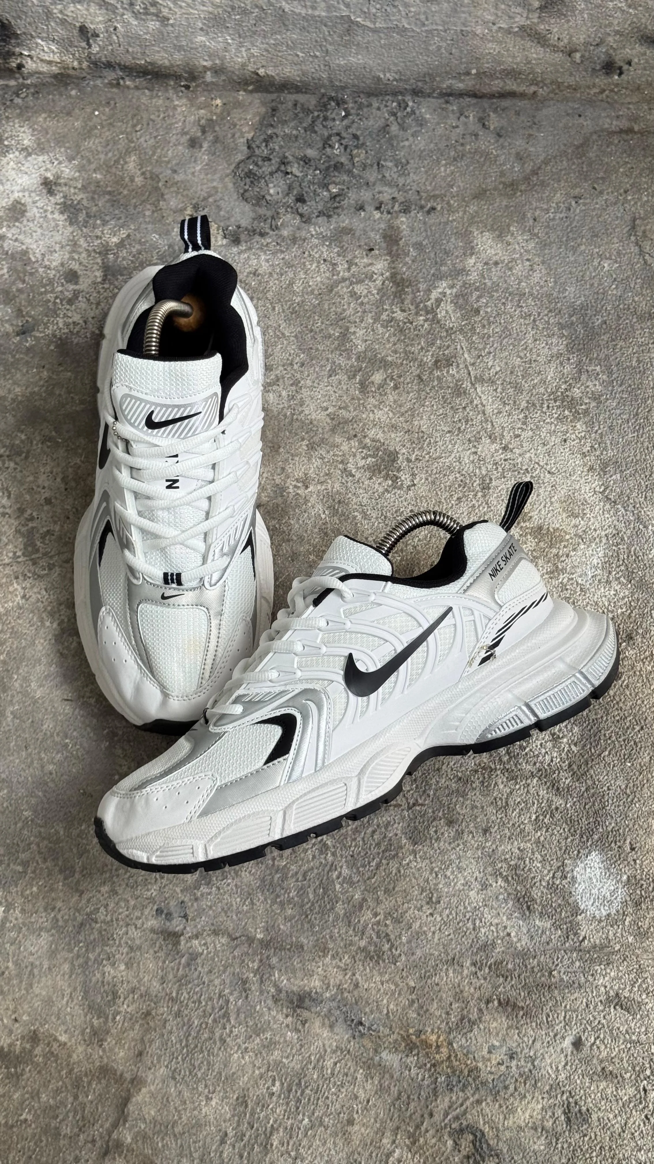 NIKE SKATE BLANCO NEGRO - Image 3