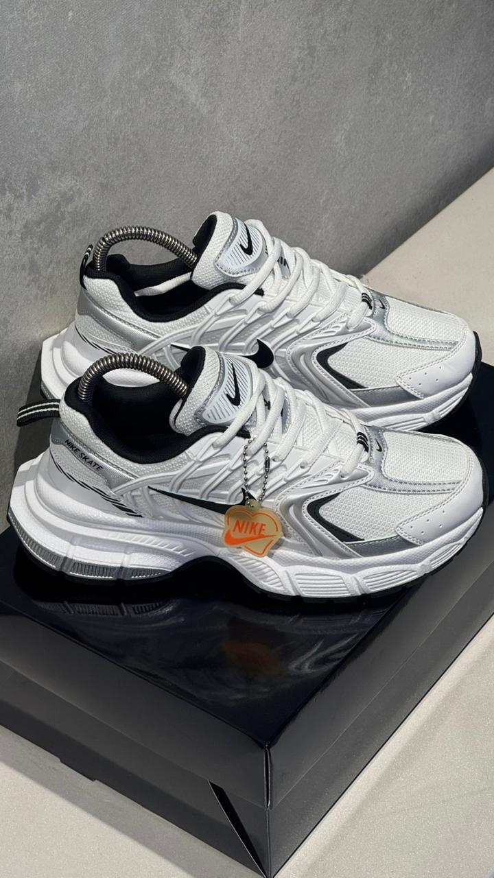 NIKE SKATE BLANCO NEGRO - Image 4