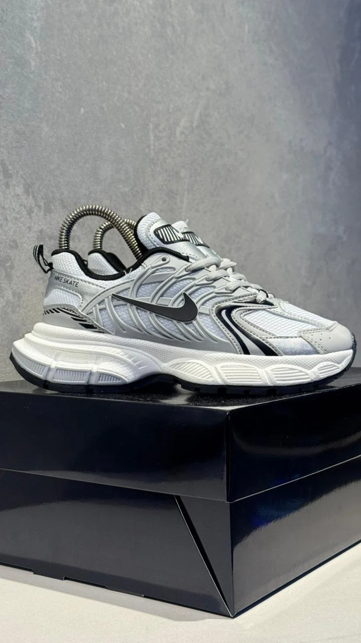 NIKE SKATE GRIS BLANCO CHULO NEGRO - Image 2