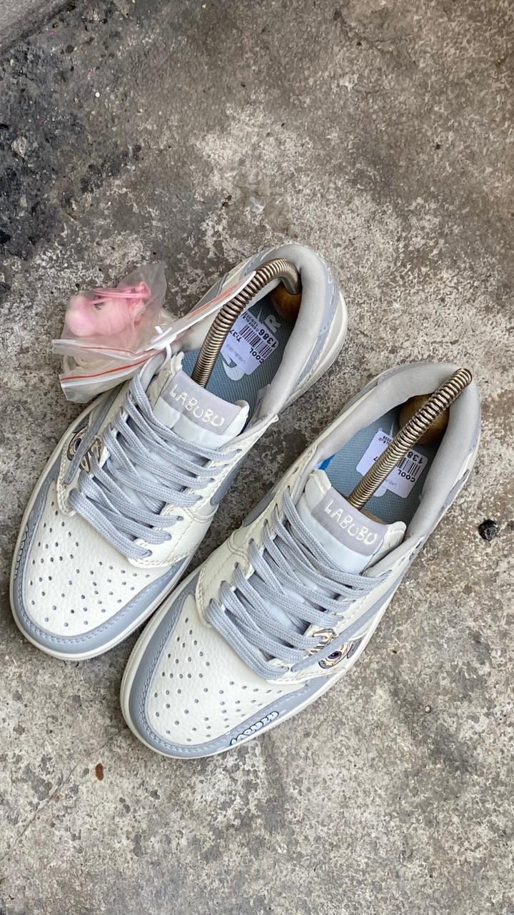 NIKE TRAVIS LABUBU BEIGE PROMO MASTER - Image 2