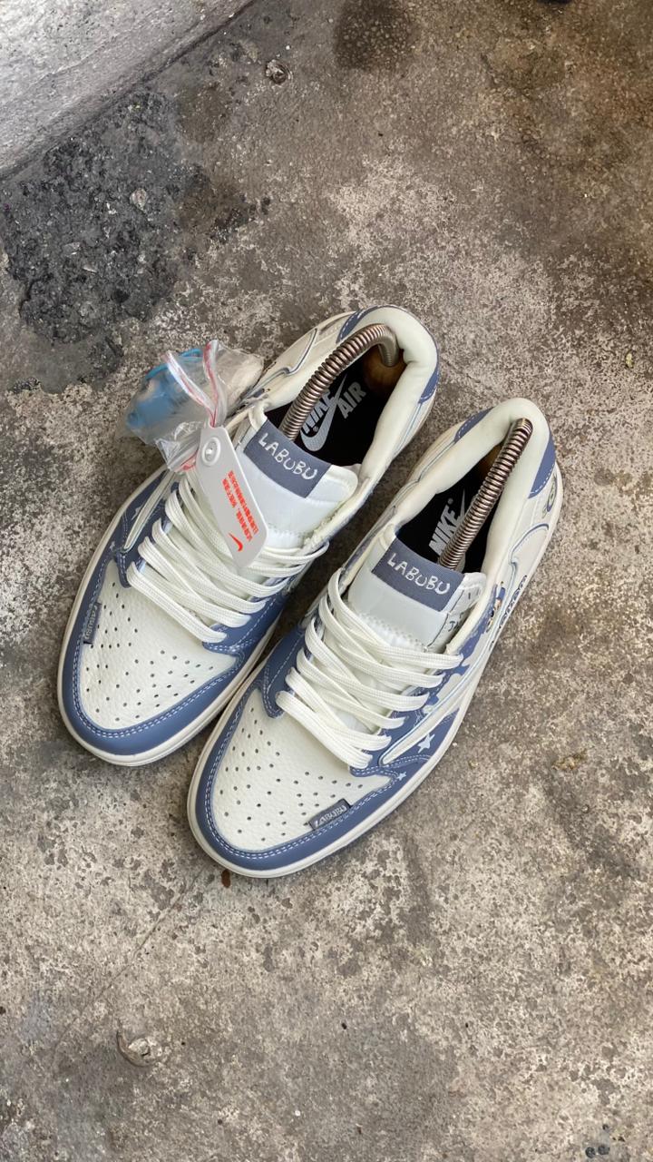 NIKE TRAVIS LABUBU BEIGE GRIS PROMO MASTER - Image 2