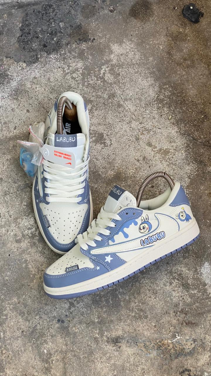 NIKE TRAVIS LABUBU BEIGE GRIS PROMO MASTER - Image 3