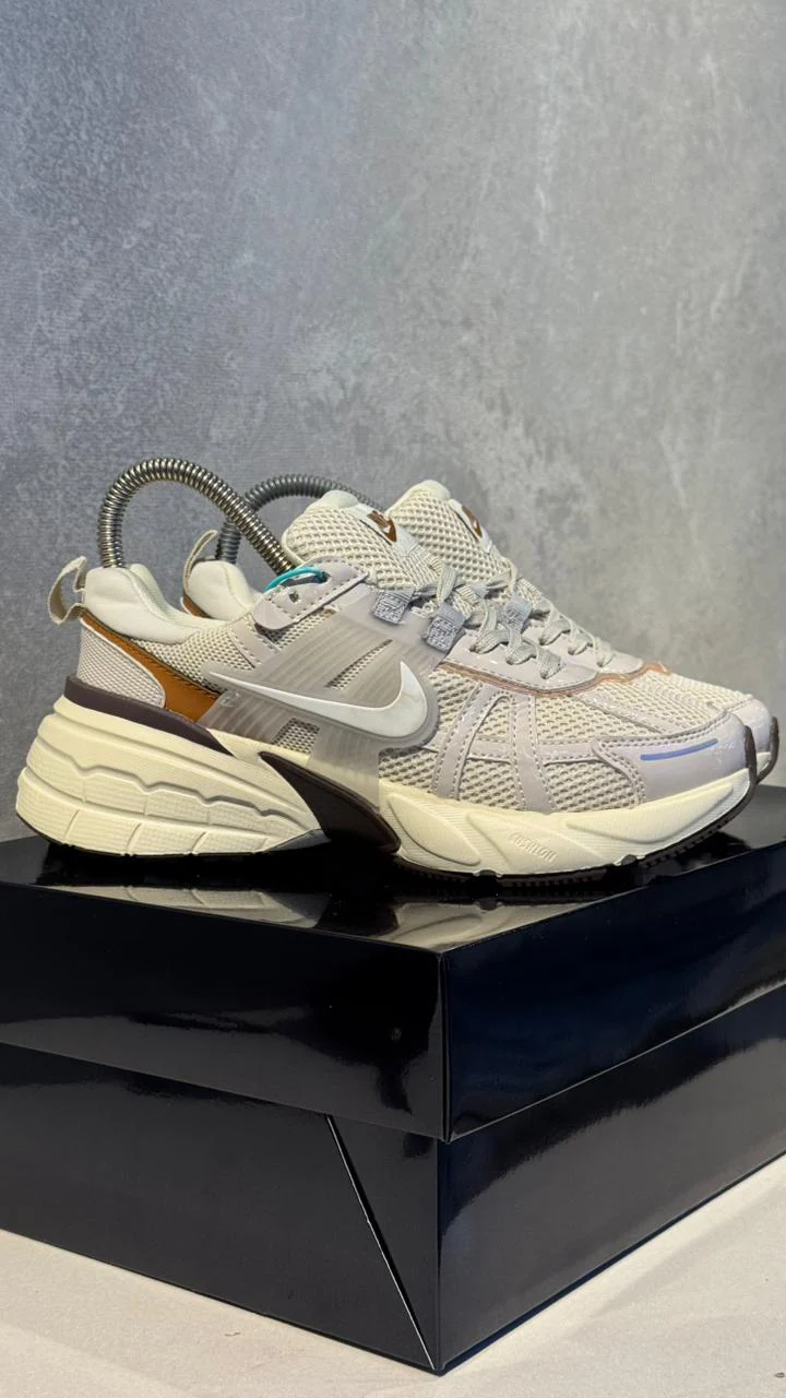 NIKE V2K 26 BEIGE
