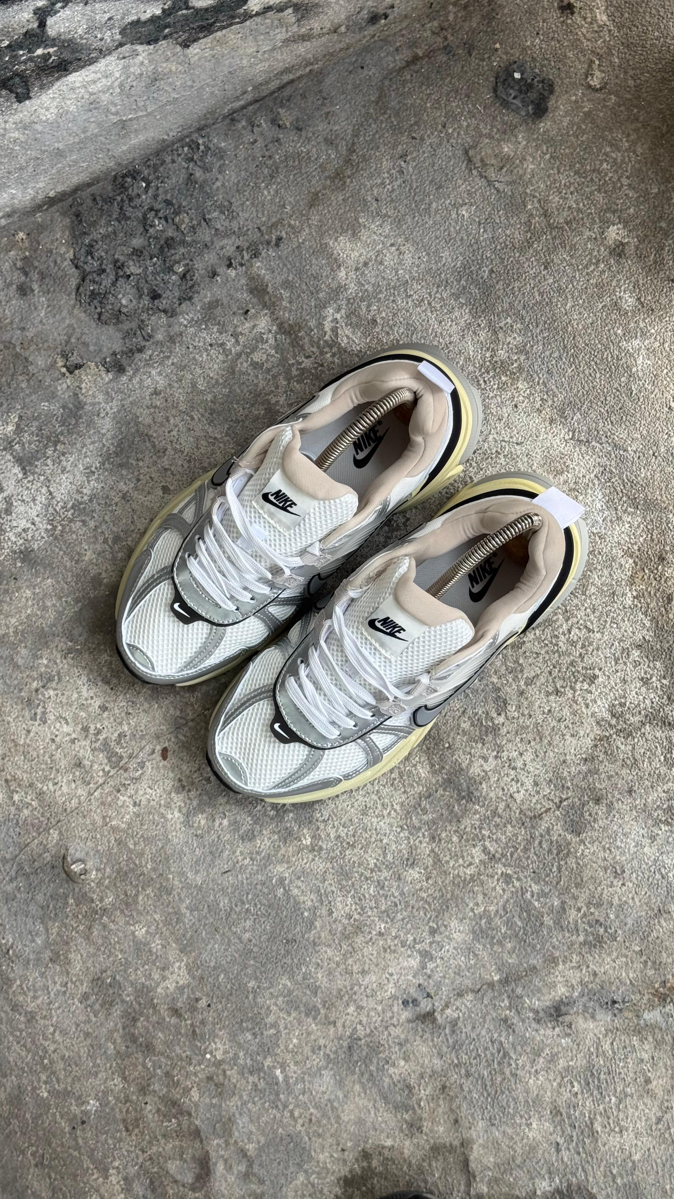 NIKE V2K CAFE 26 - Image 2