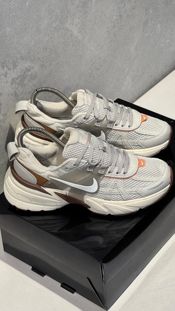 NIKE V2K BEIGE - Image 4