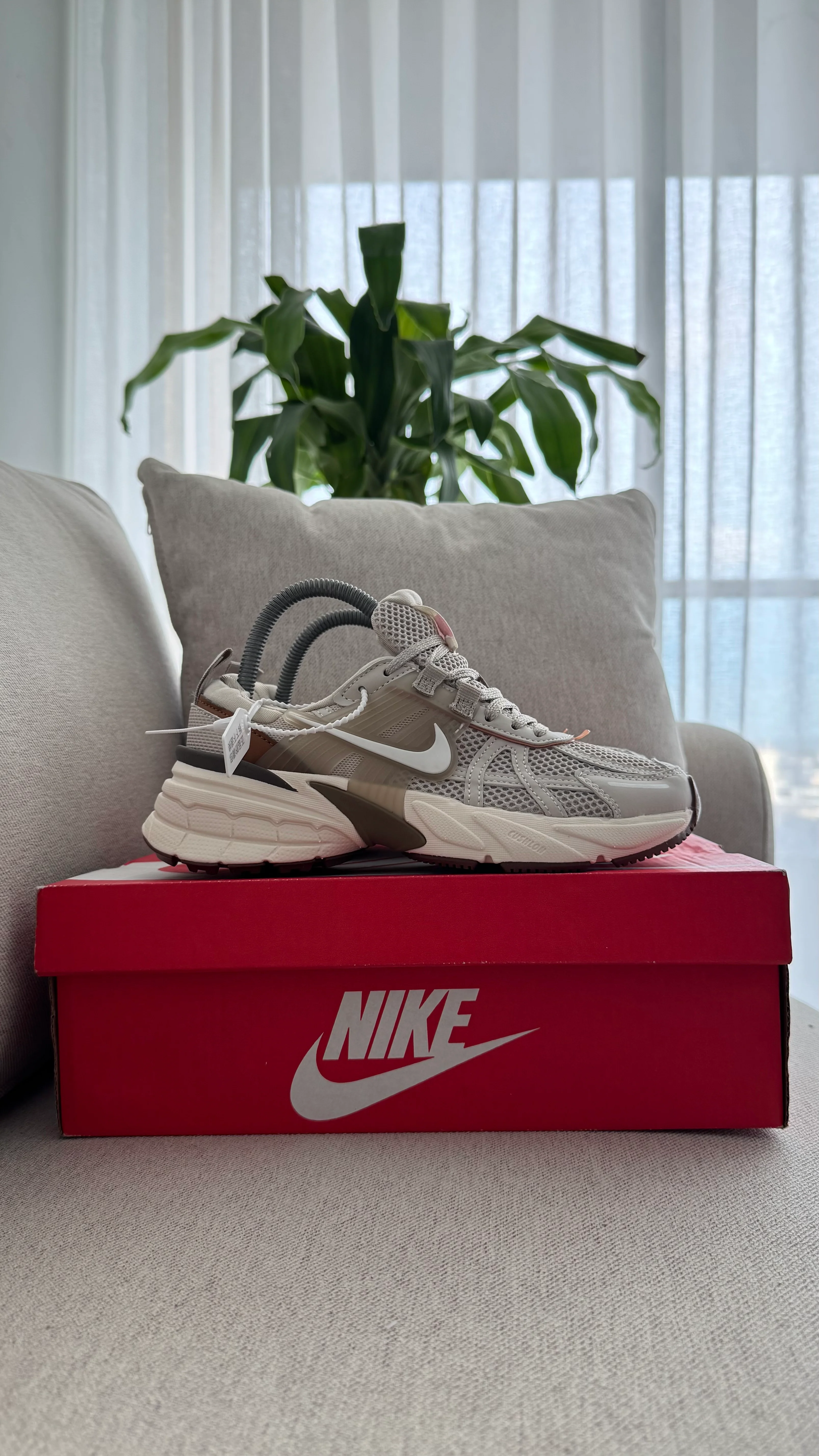 NIKE V2K BEIGE - Image 7