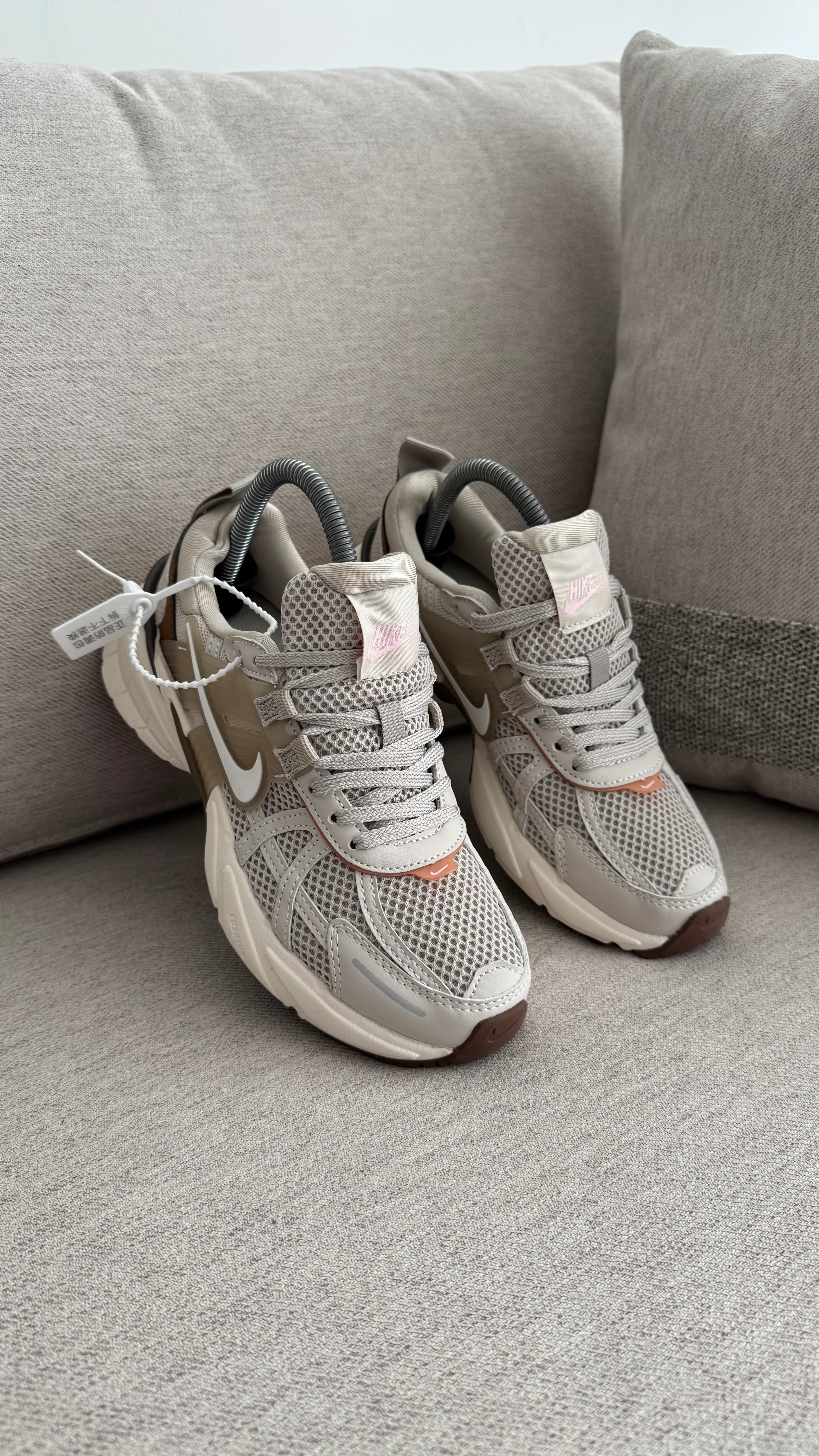 NIKE V2K BEIGE - Image 9