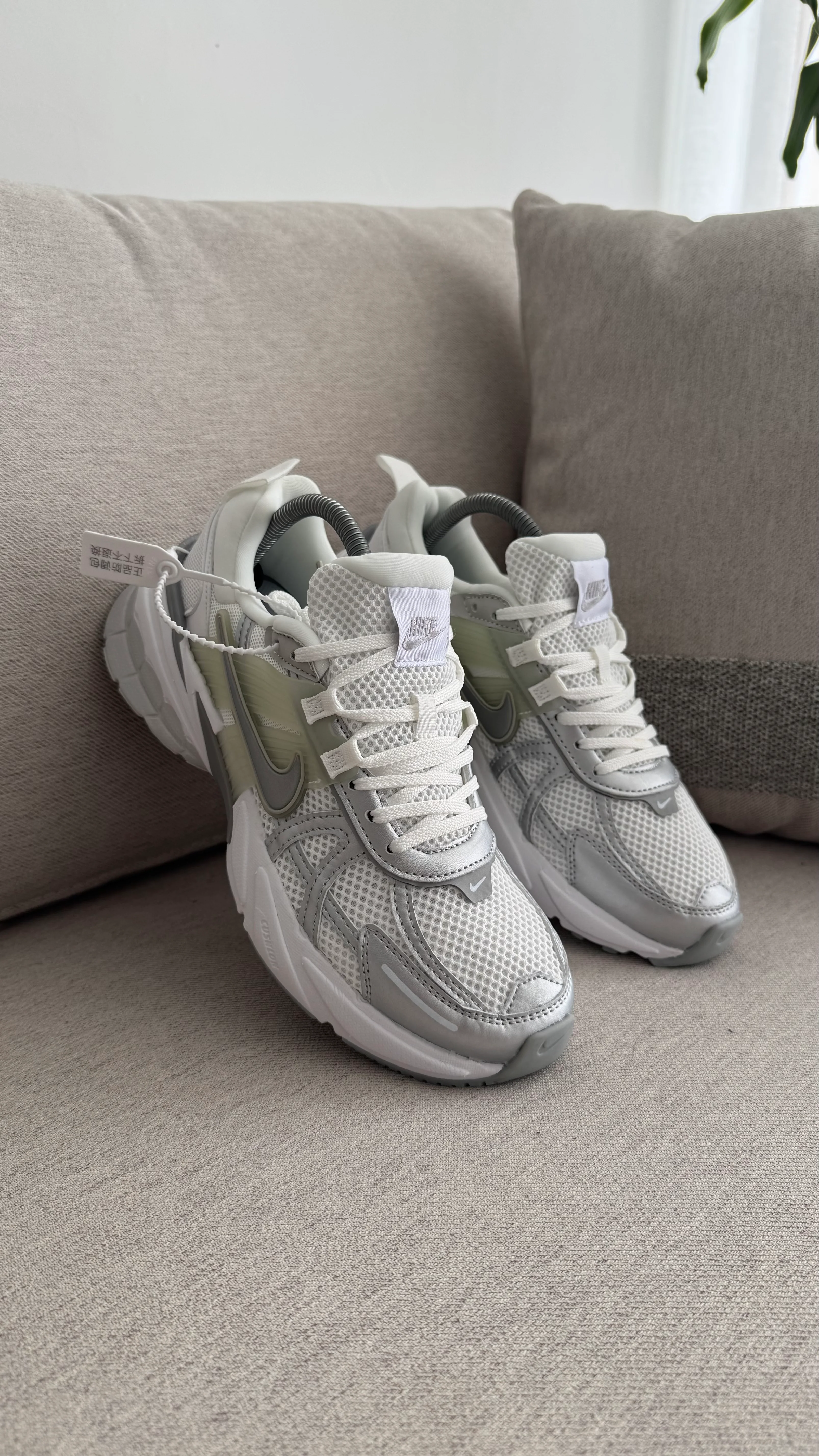 NIKE V2K BLANCO GRIS - Image 3