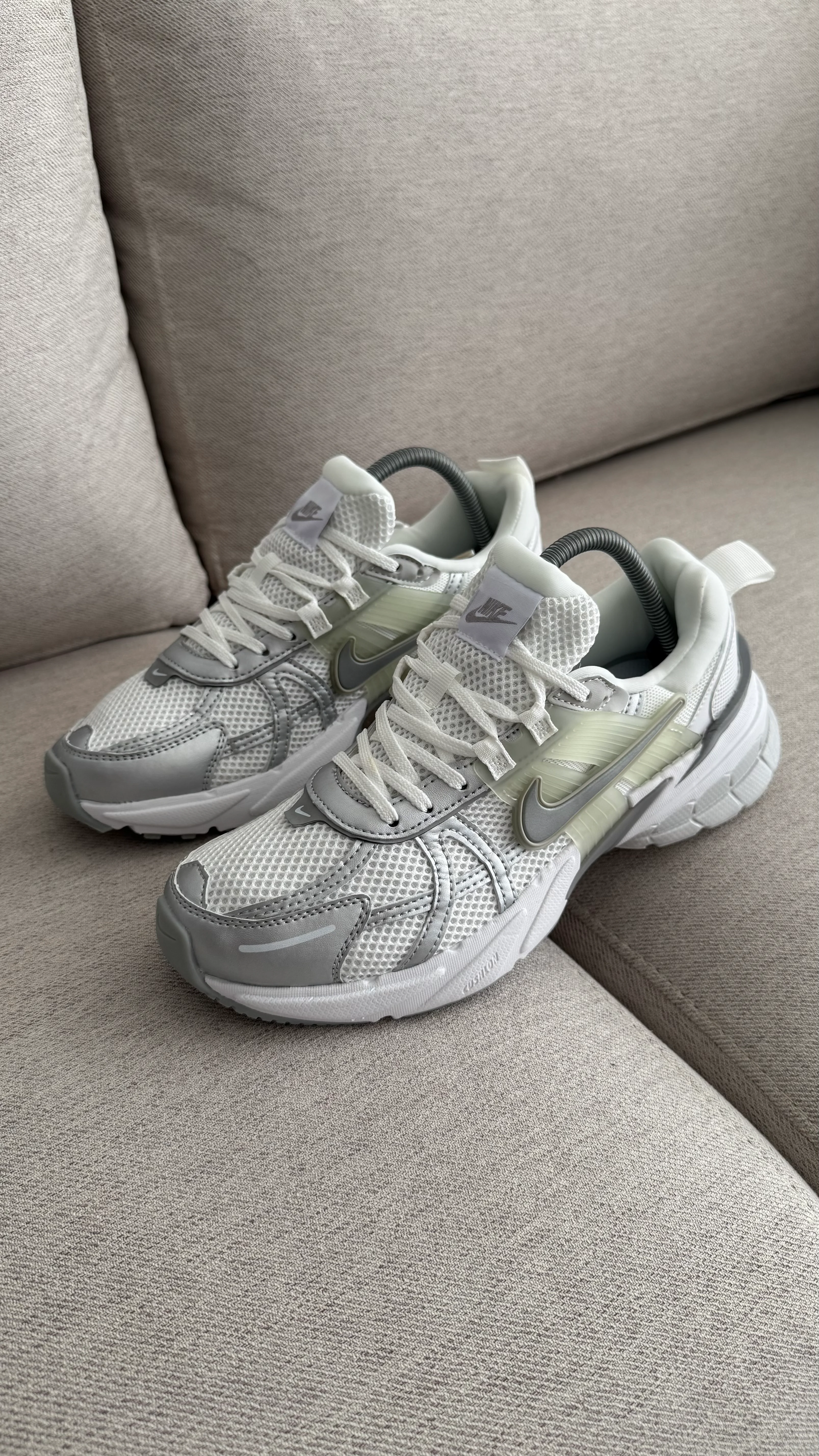 NIKE V2K BLANCO GRIS - Image 4