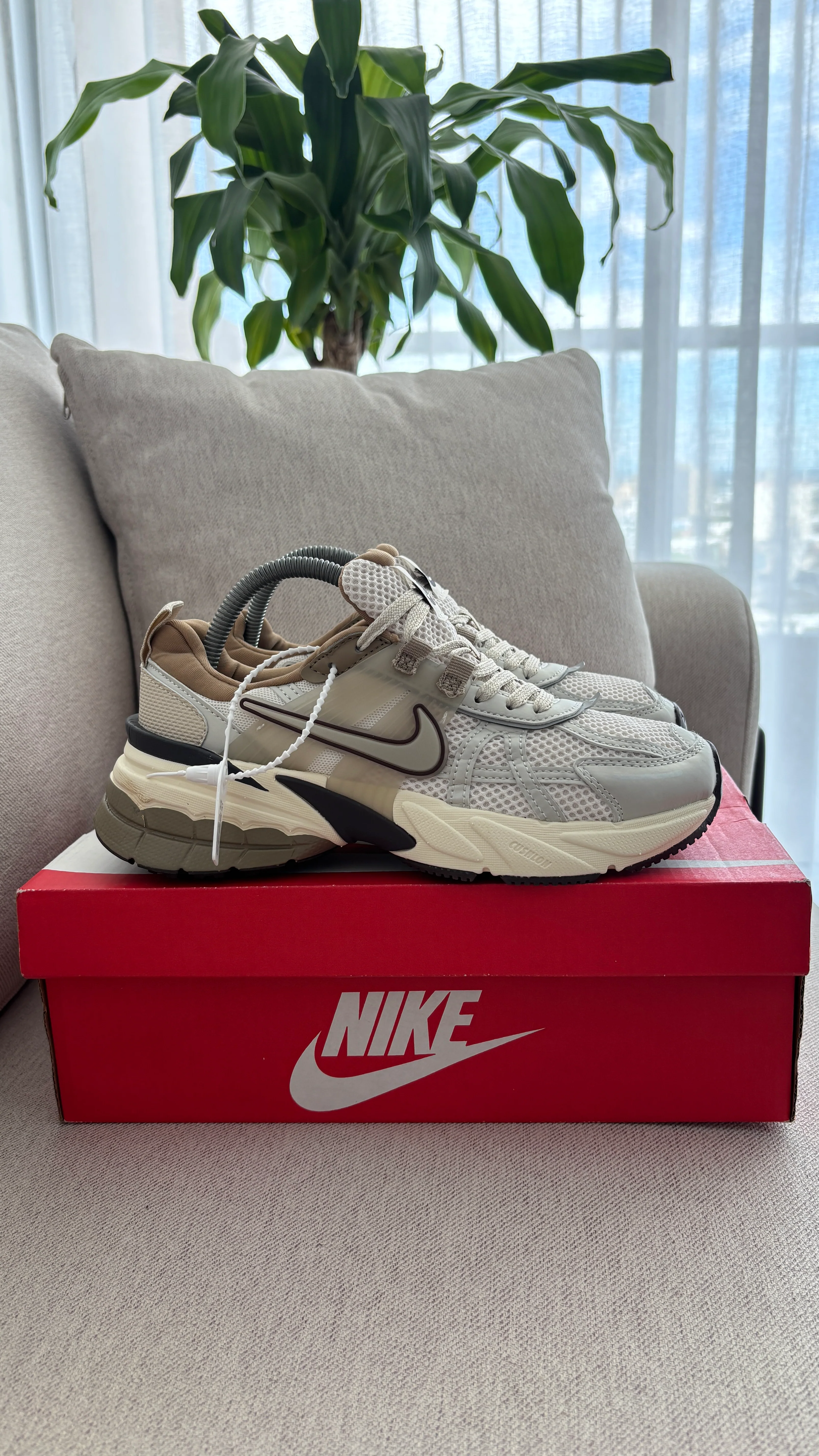 NIKE V2K CAFE - Image 5