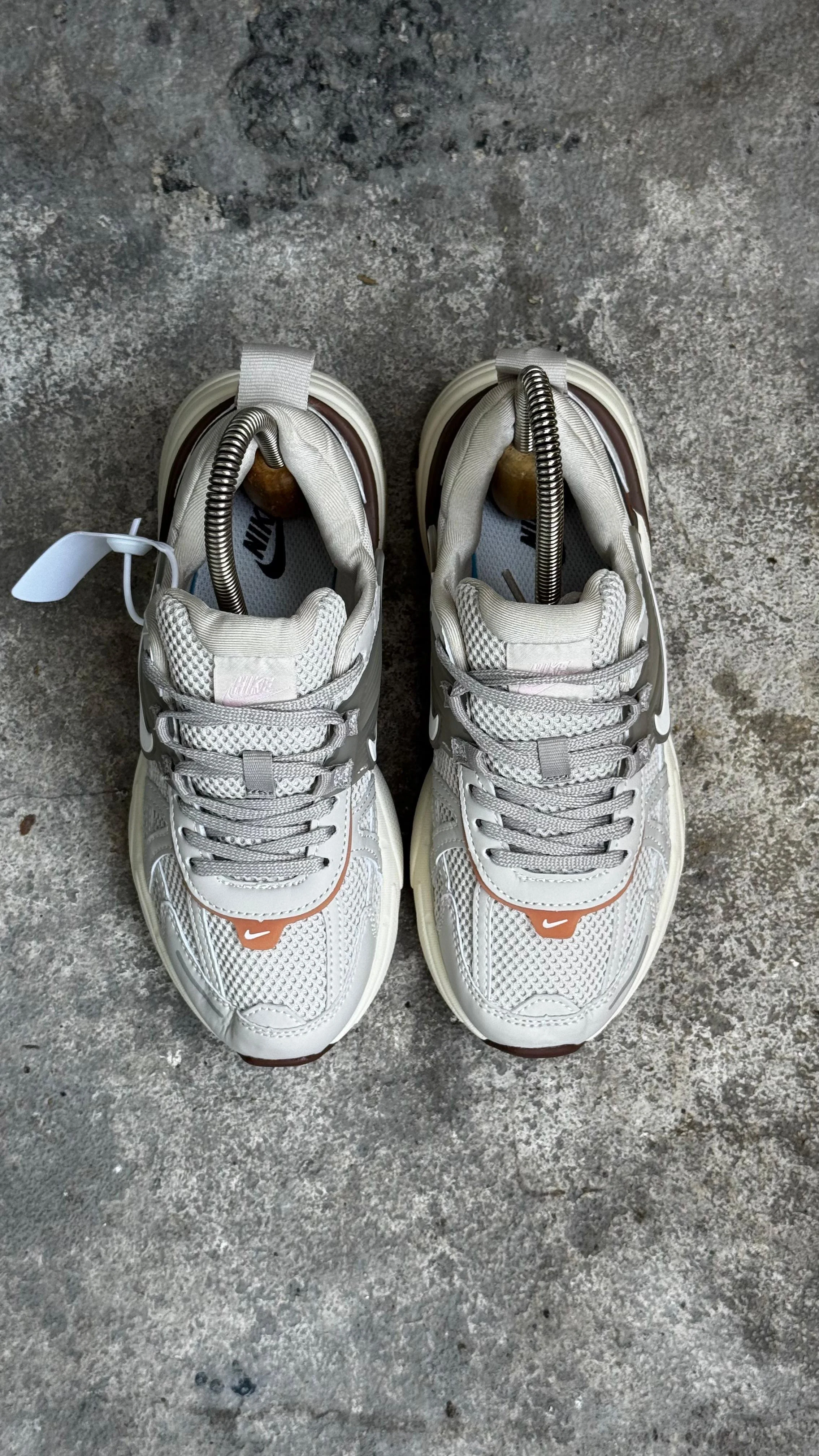 NIKE V2K CAFE CHULO BLANCO - Image 2