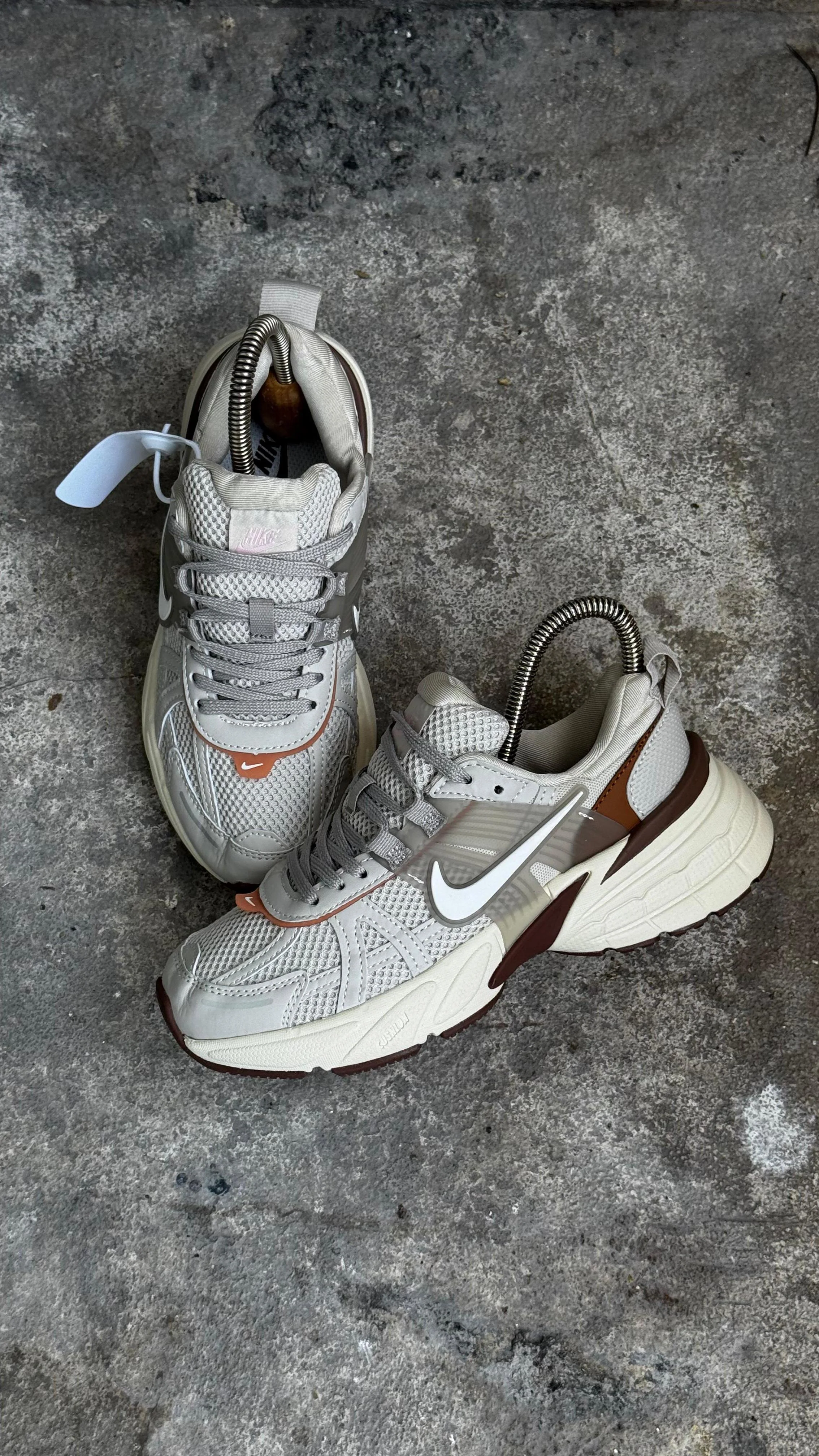NIKE V2K CAFE CHULO BLANCO - Image 3