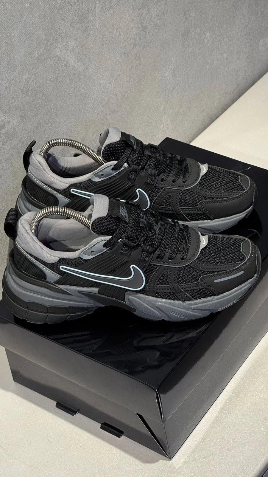 NIKE V2K NEGRO GRIS PROMO