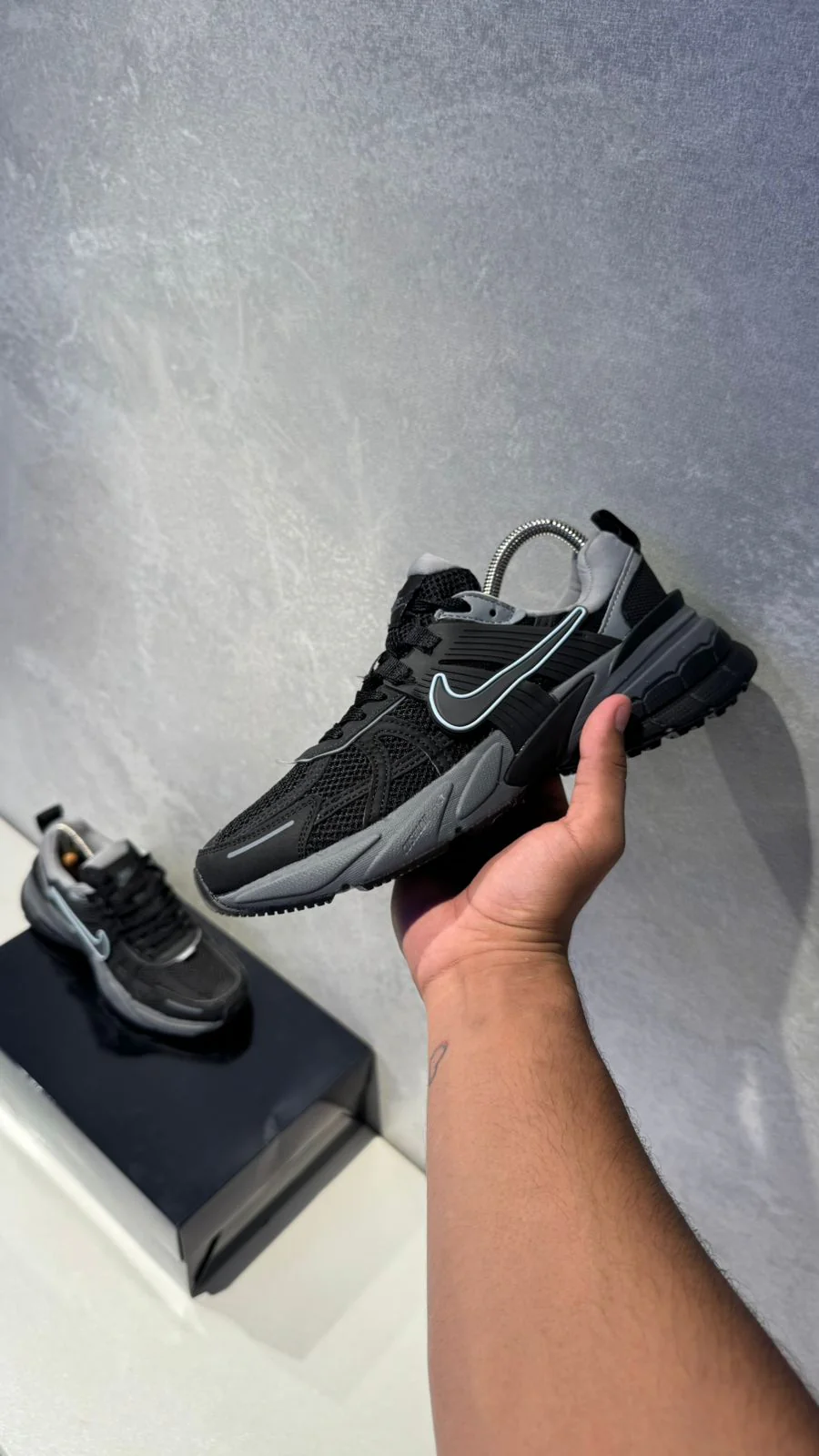 NIKE V2K NEGRO GRIS PROMO - Image 3