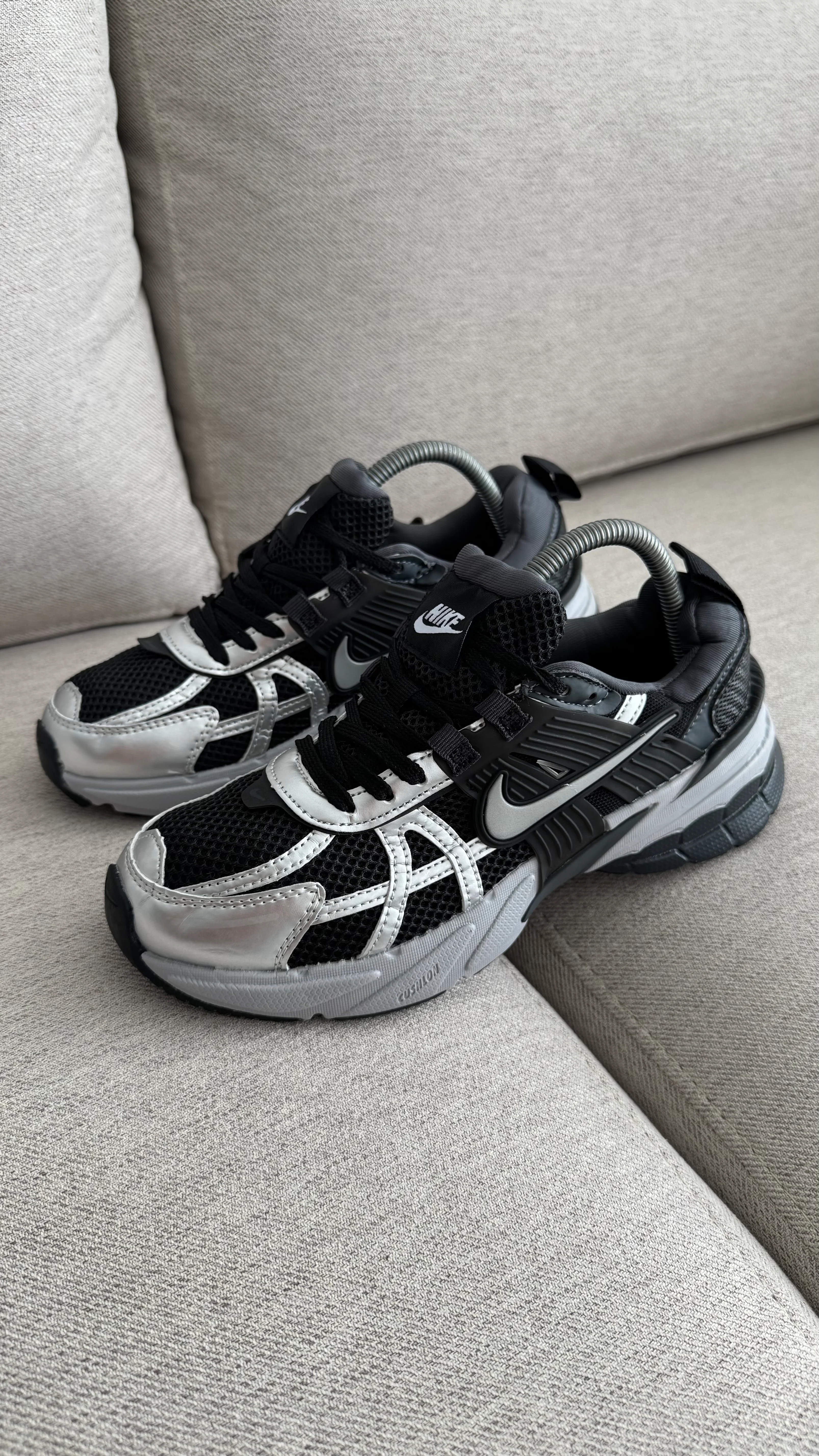 NIKE V2K NEGRO PLATA - Image 10
