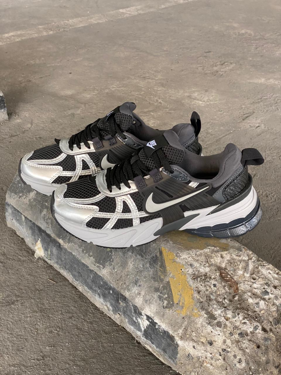 NIKE V2K NEGRO PLATA - Image 3