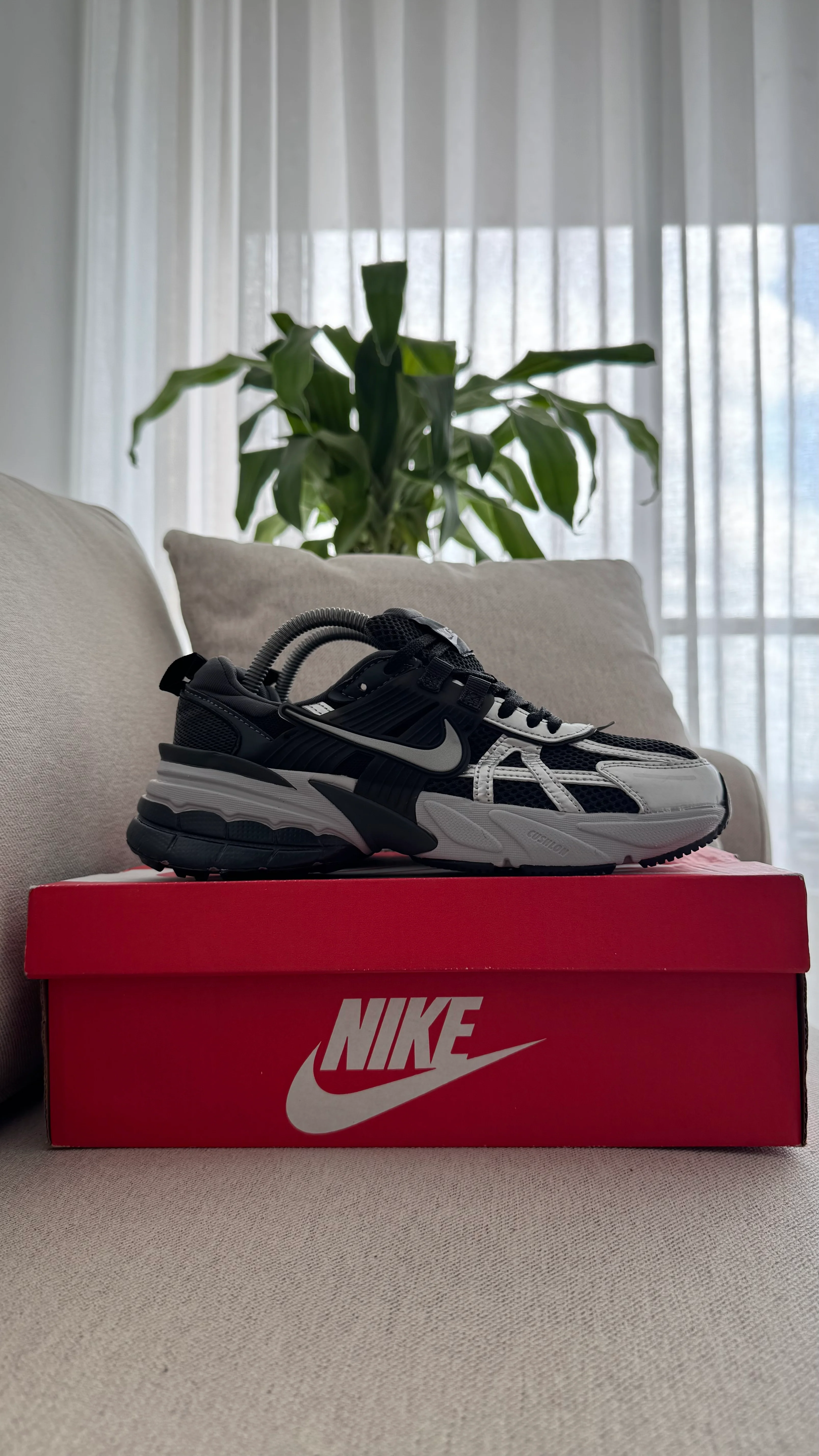 NIKE V2K NEGRO PLATA - Image 7