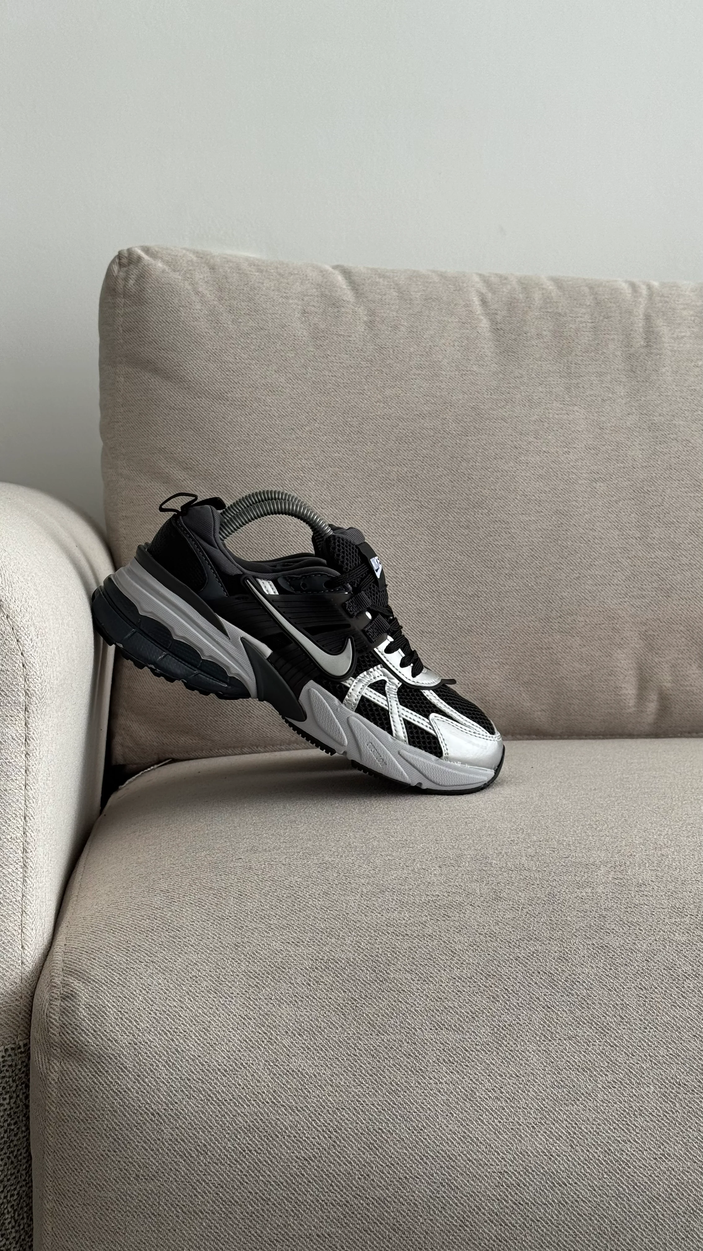 NIKE V2K NEGRO PLATA - Image 8