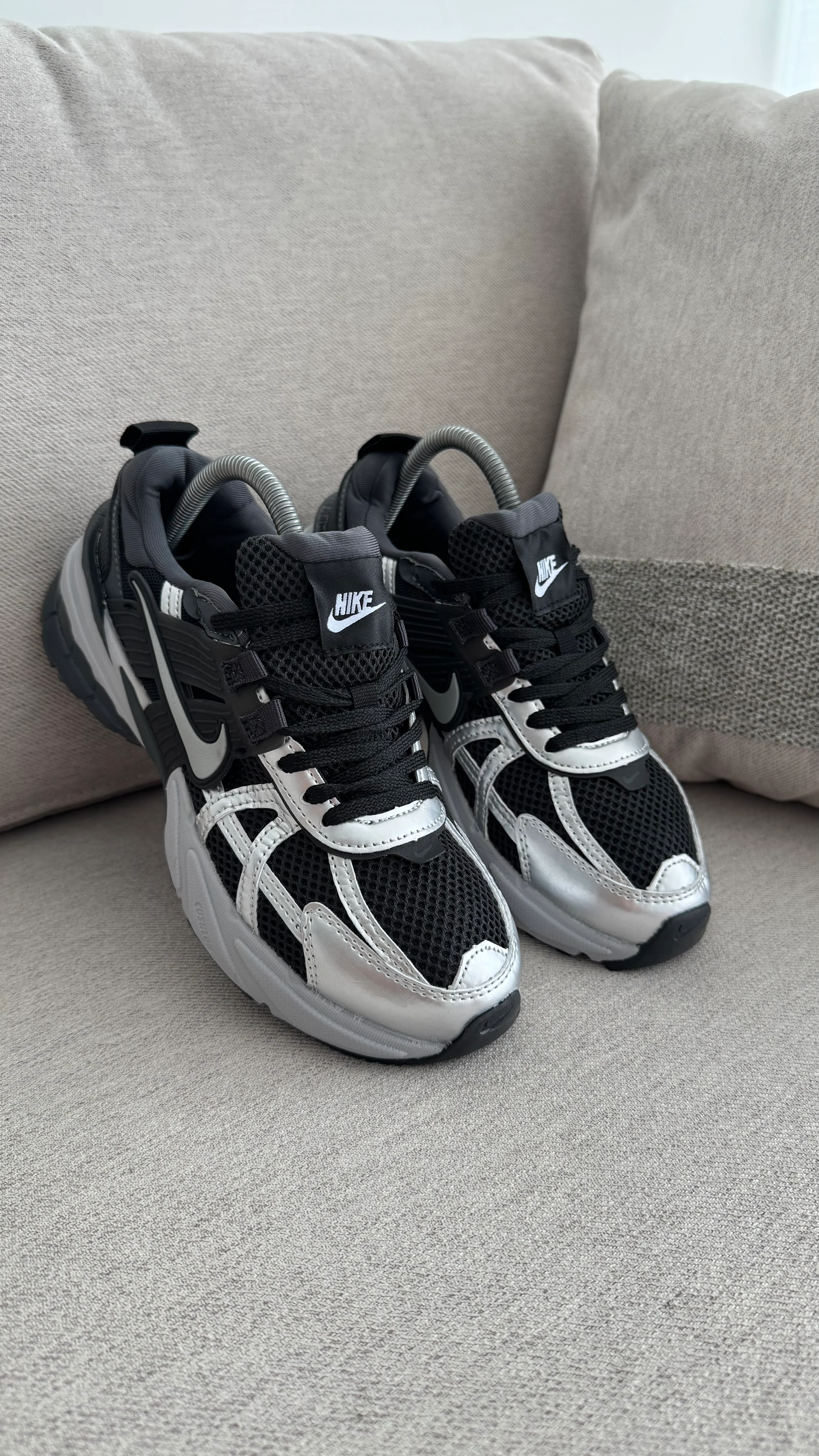 NIKE V2K NEGRO PLATA - Image 9
