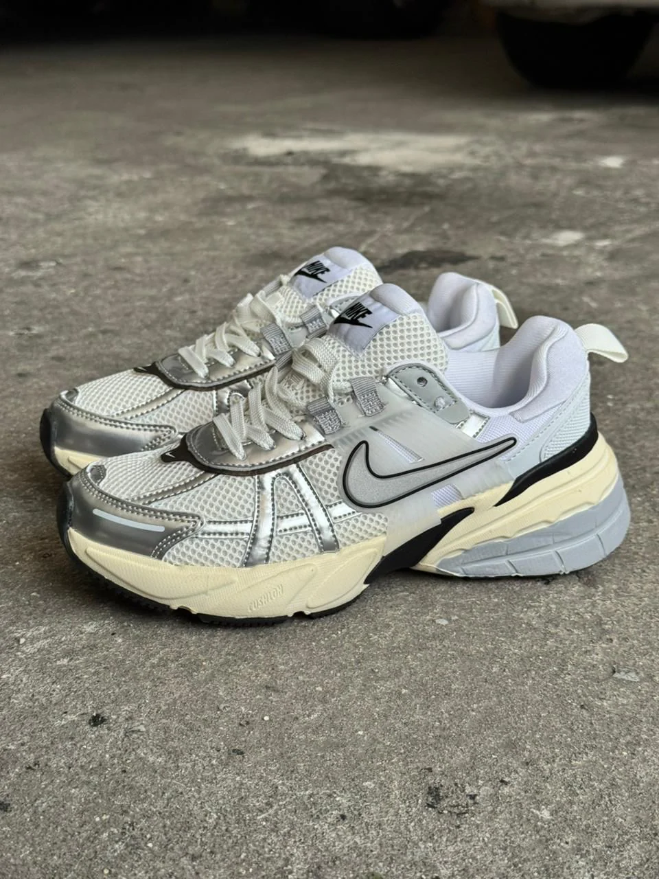 NIKE V2K PLATA 26 - Image 2