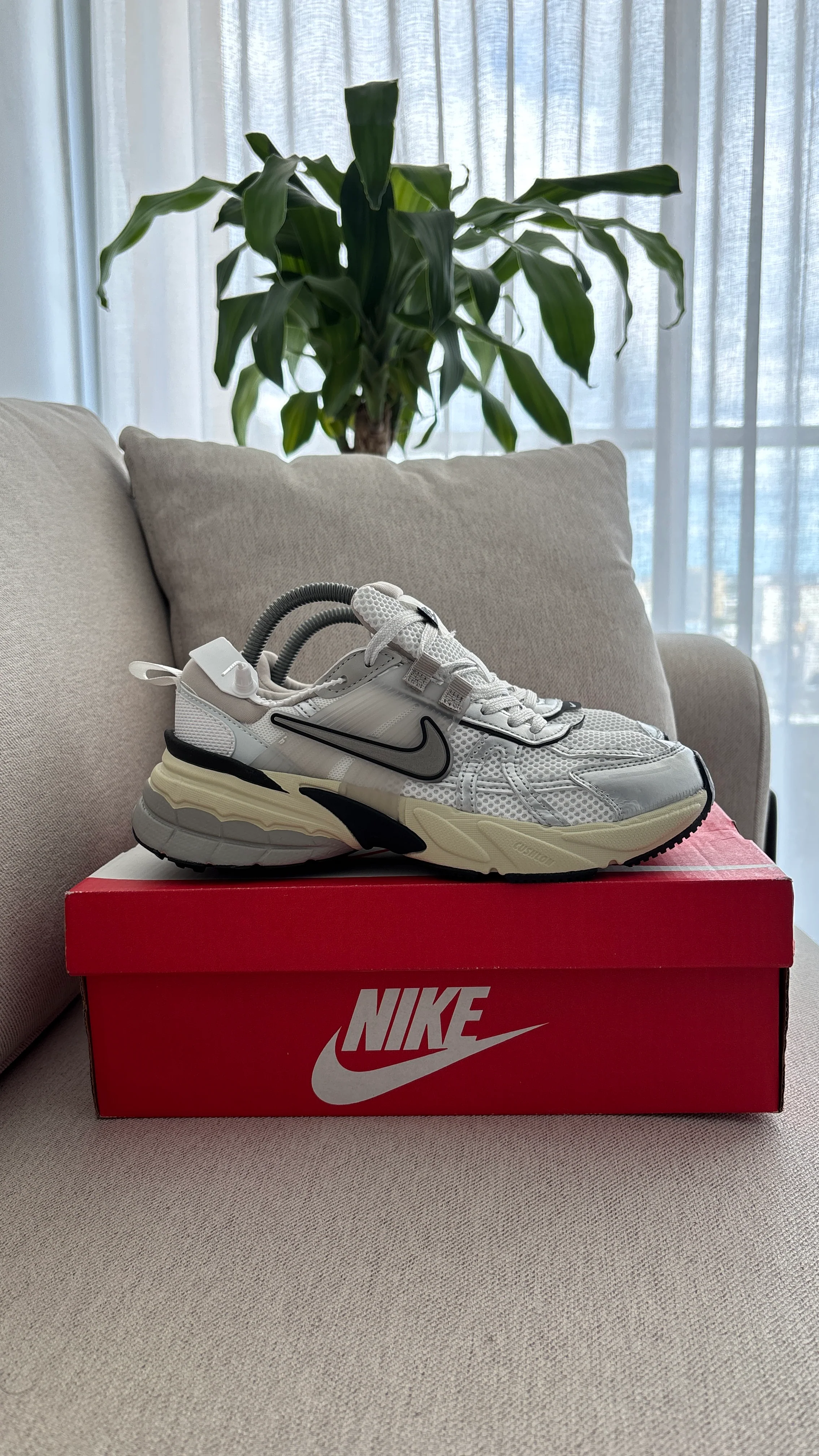 NIKE V2K PLATA - Image 5