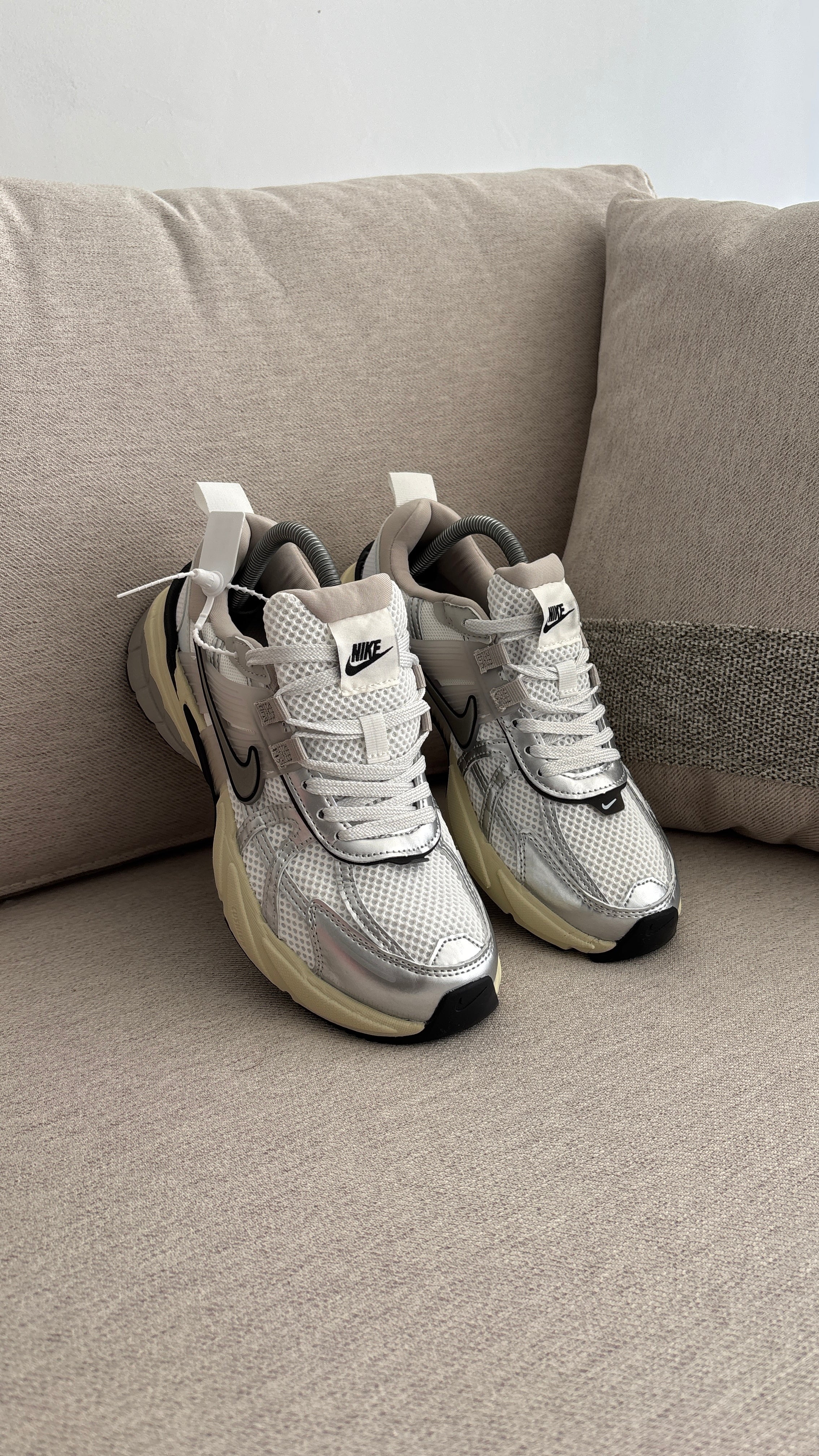 NIKE V2K PLATA - Image 7