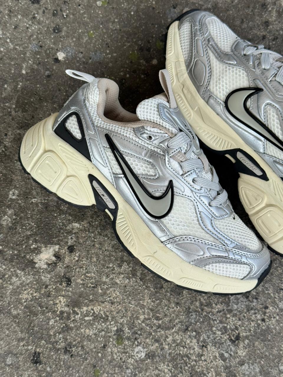 NIKE V3K PLATA NEGRO - Image 4
