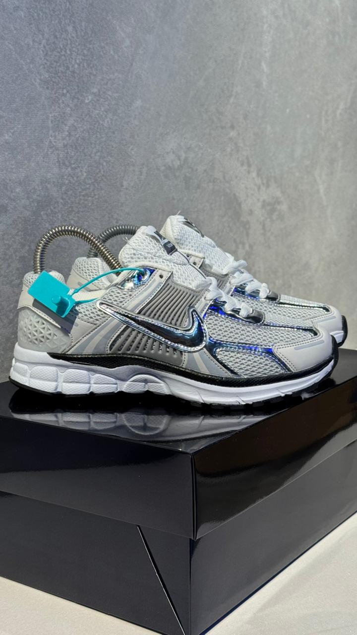 NIKE VOMERO PLATA - Image 4