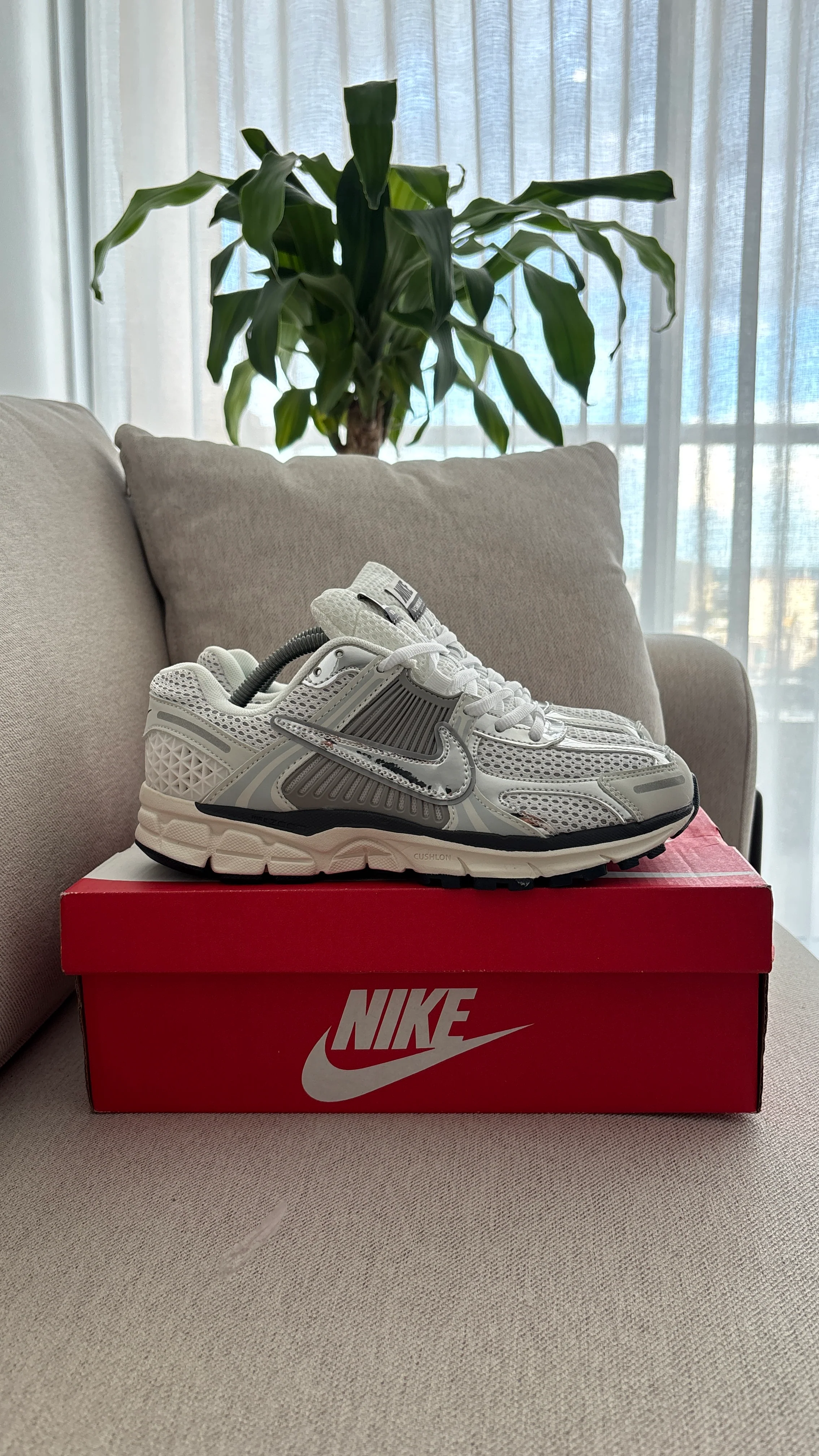 NIKE VOMERO PLATA - Image 5
