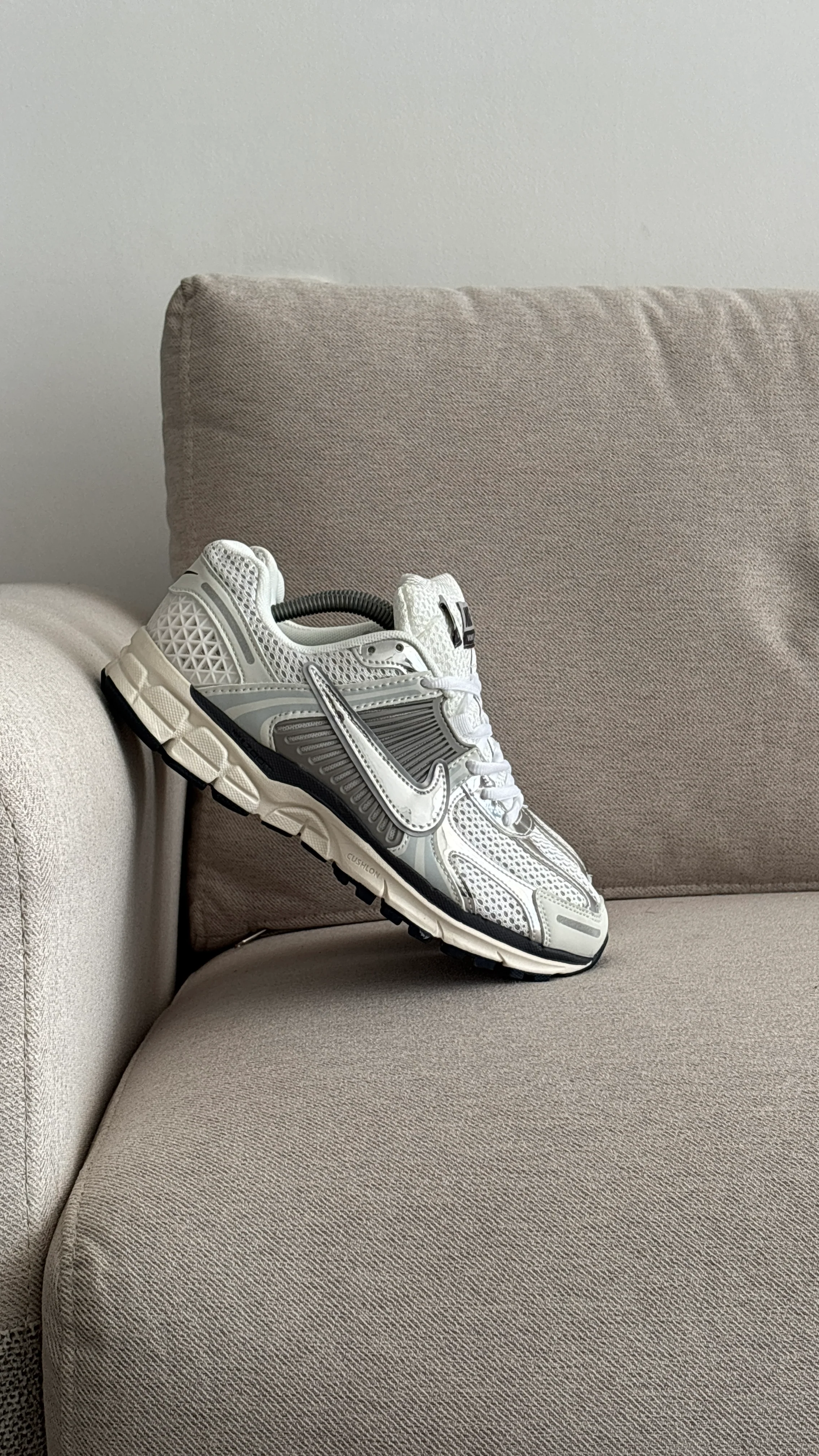 NIKE VOMERO PLATA - Image 6