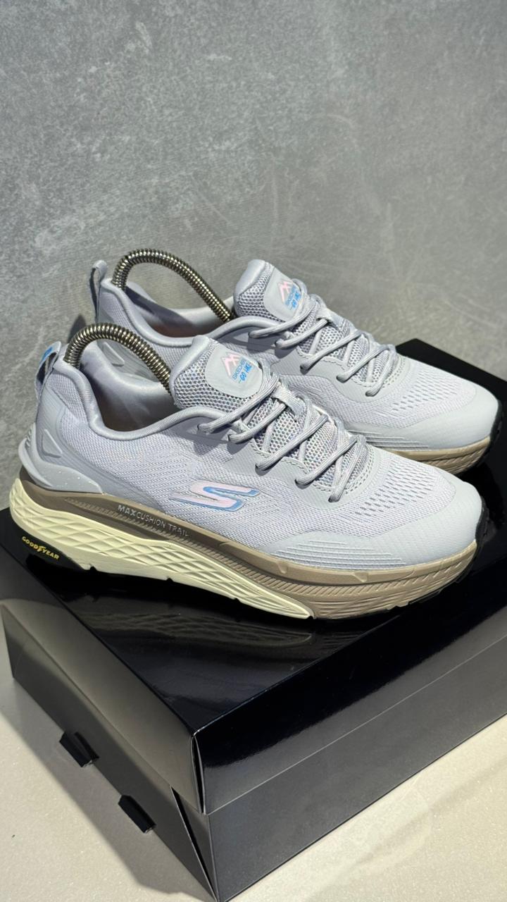 SKETCHERS GYEAR GRIS CAFE - Image 4